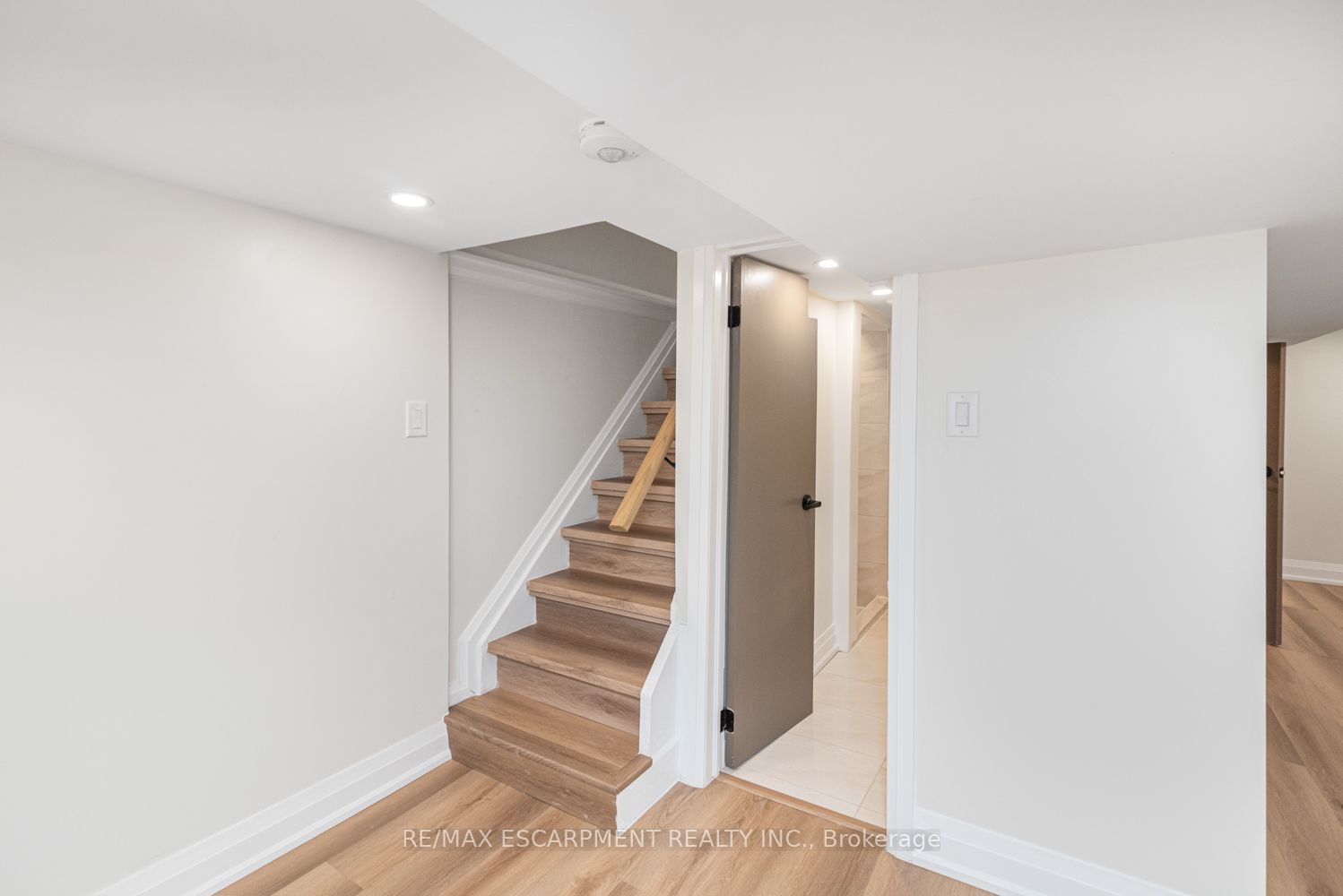 250 Rosslyn Avenue N Property Photo 33