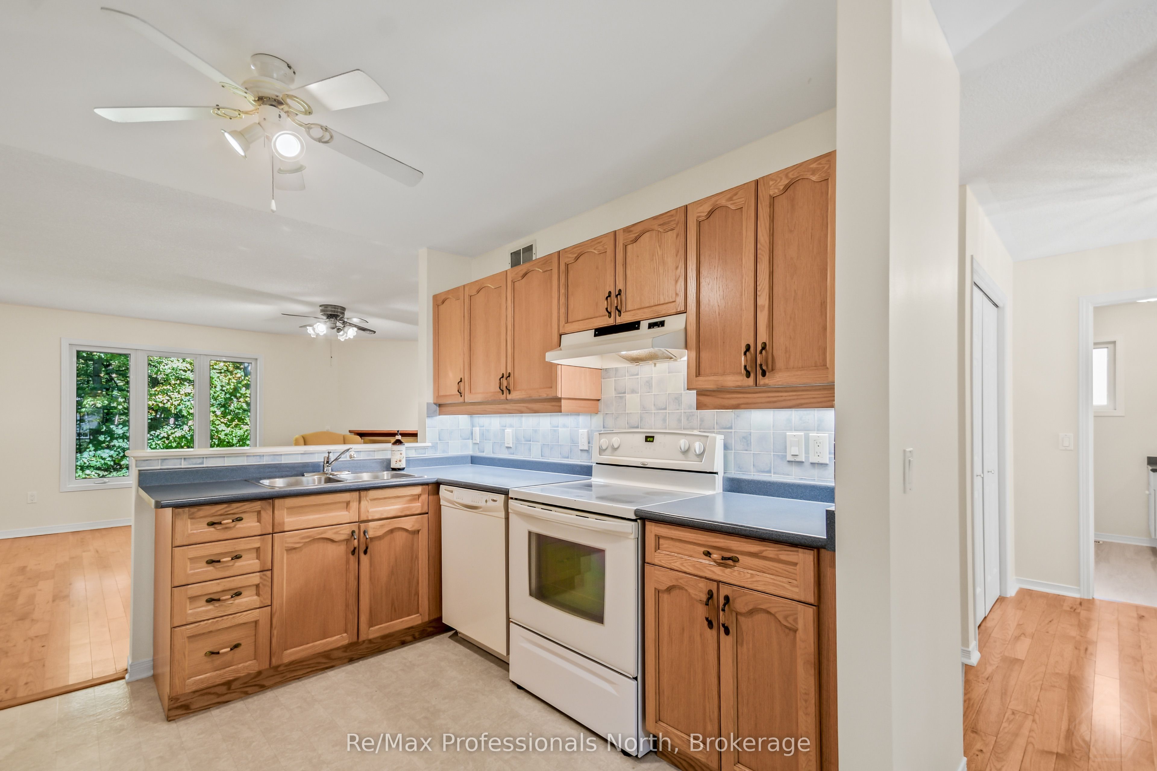 60 Pineridge Gate Property Photo 9