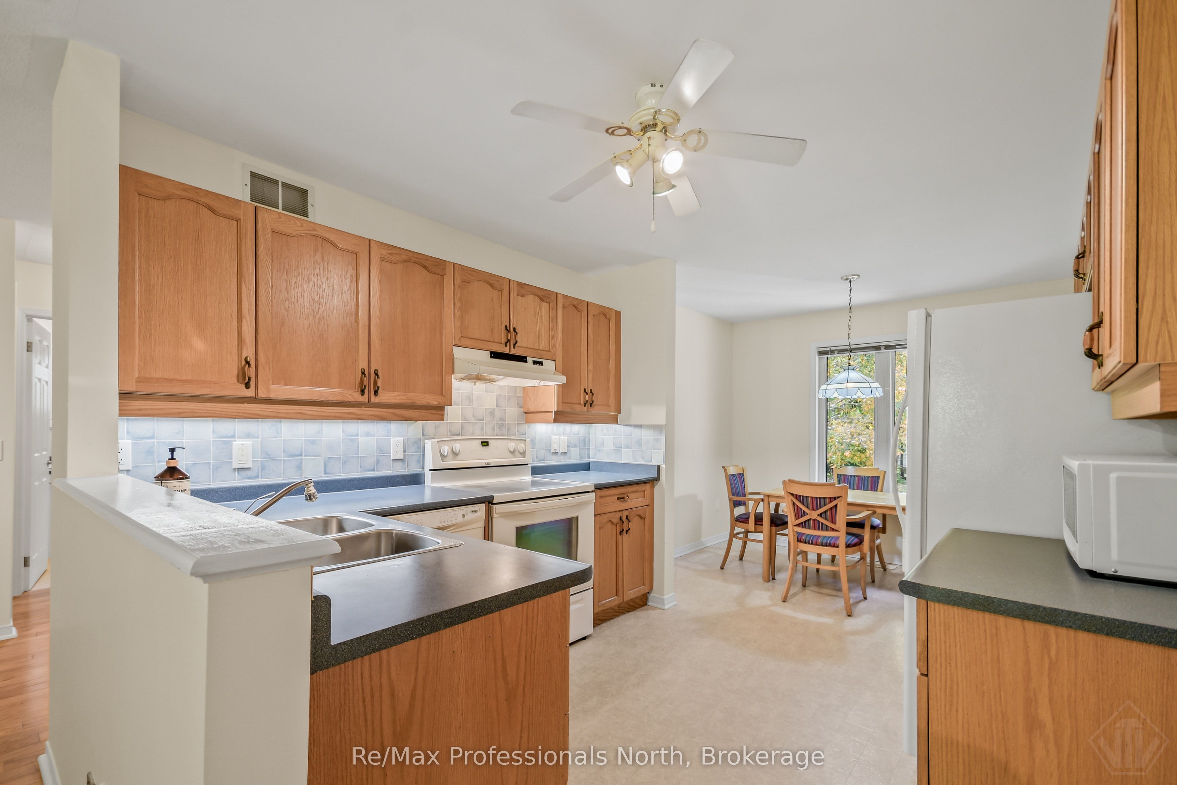 60 Pineridge Gate Property Photo 10