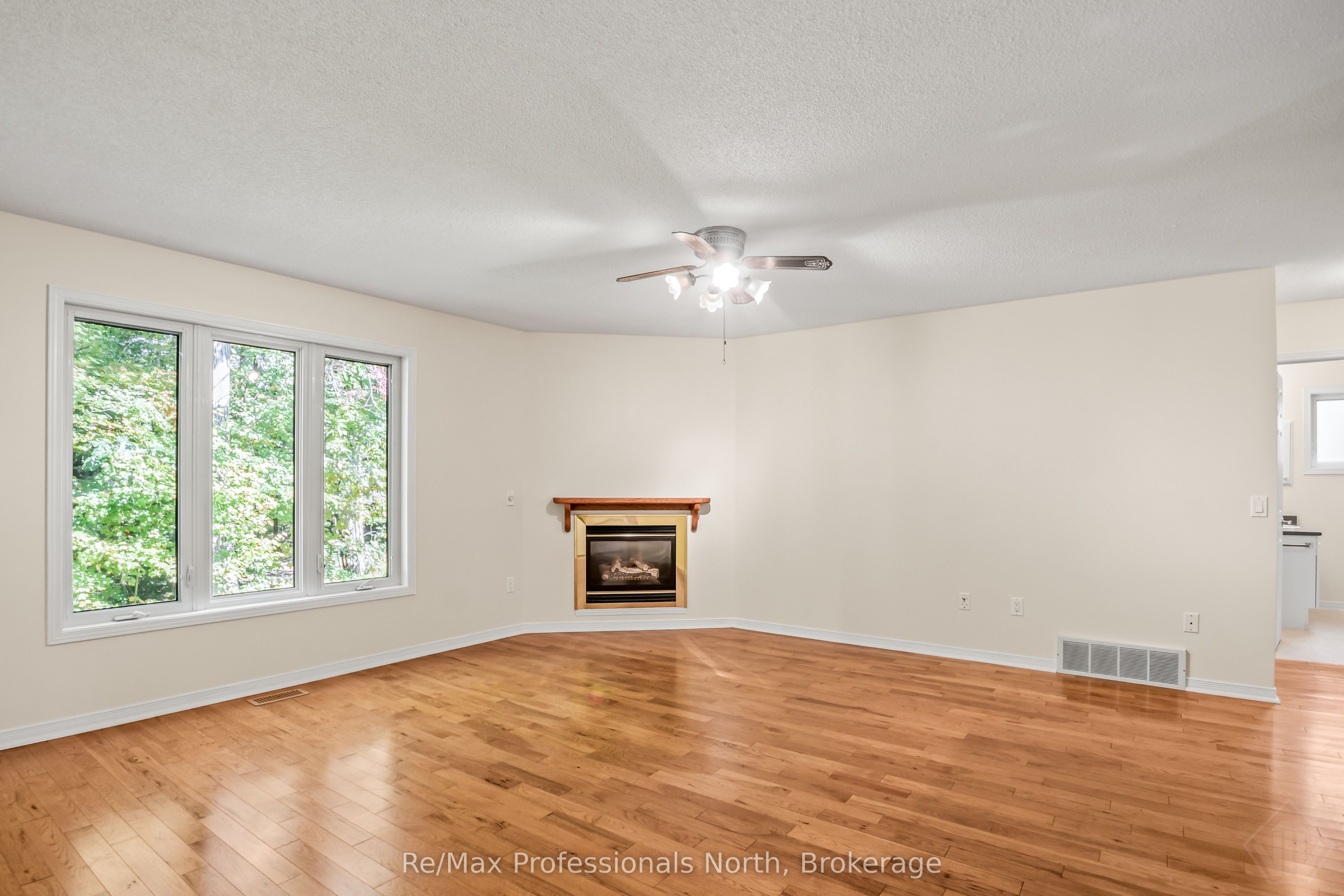 60 Pineridge Gate Property Photo 12