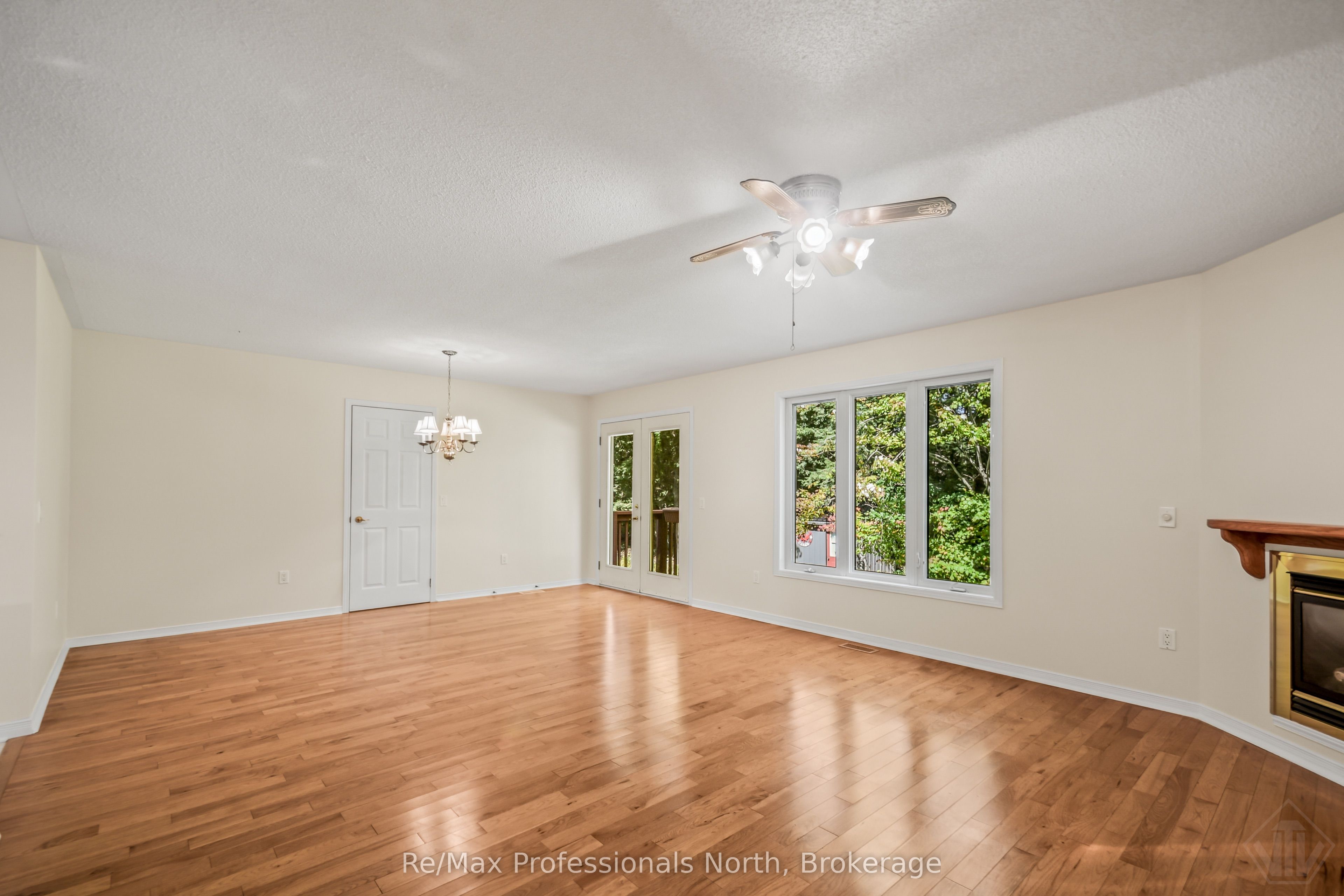 60 Pineridge Gate Property Photo 14