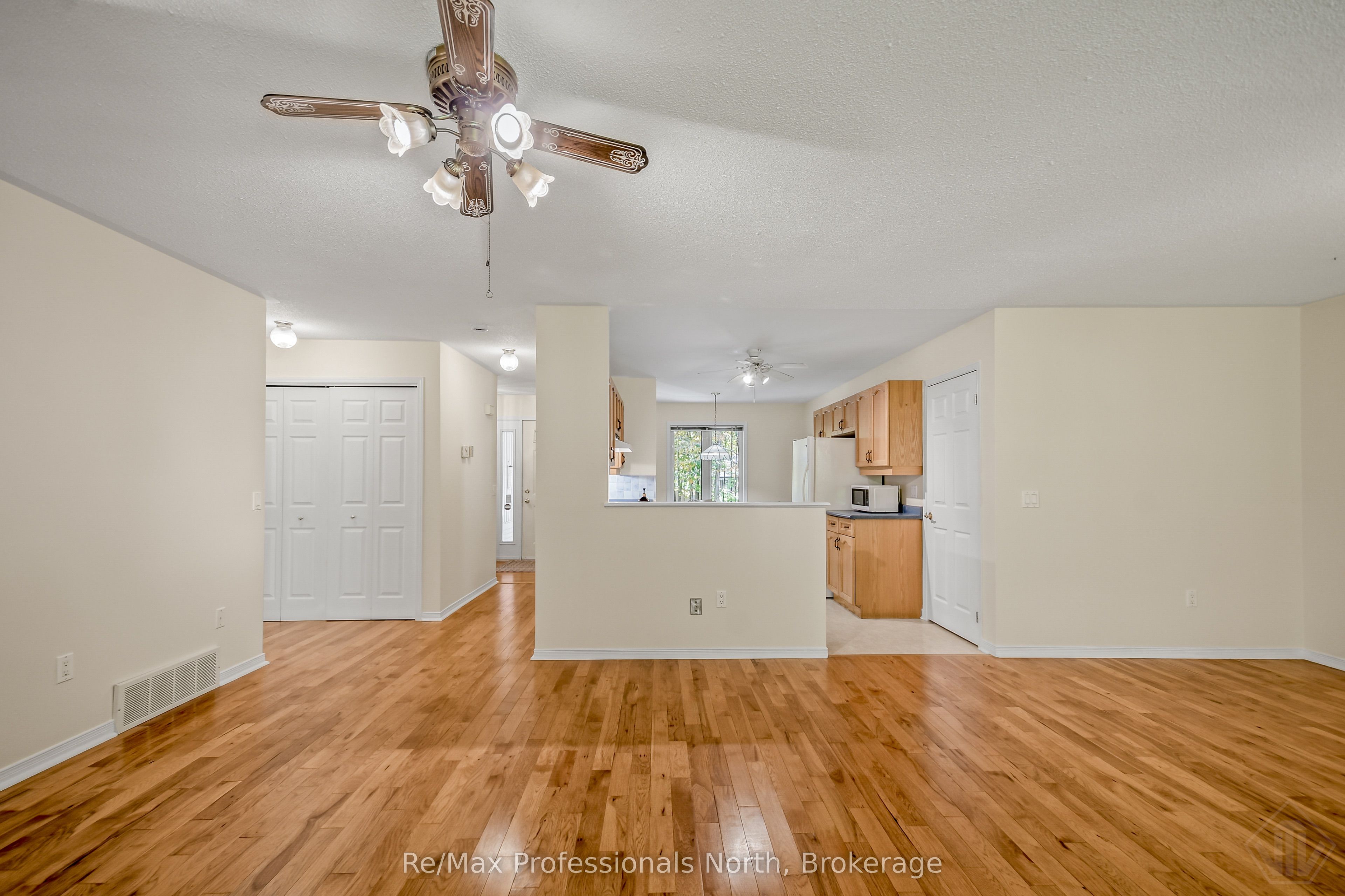 60 Pineridge Gate Property Photo 15