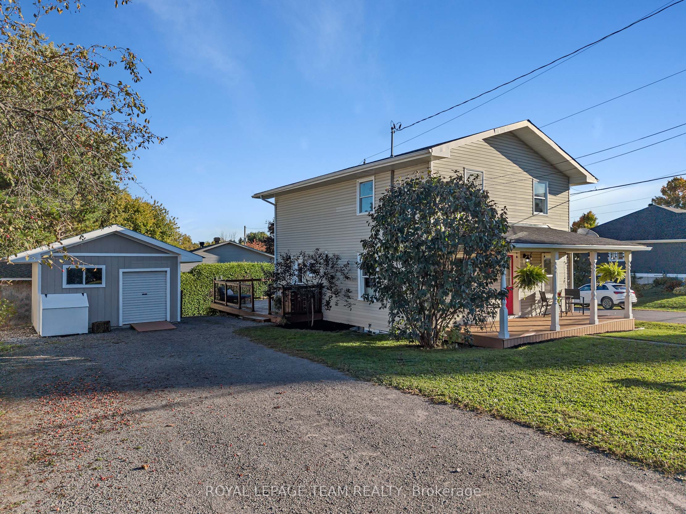 410 Clothier Street W Property Photo 3
