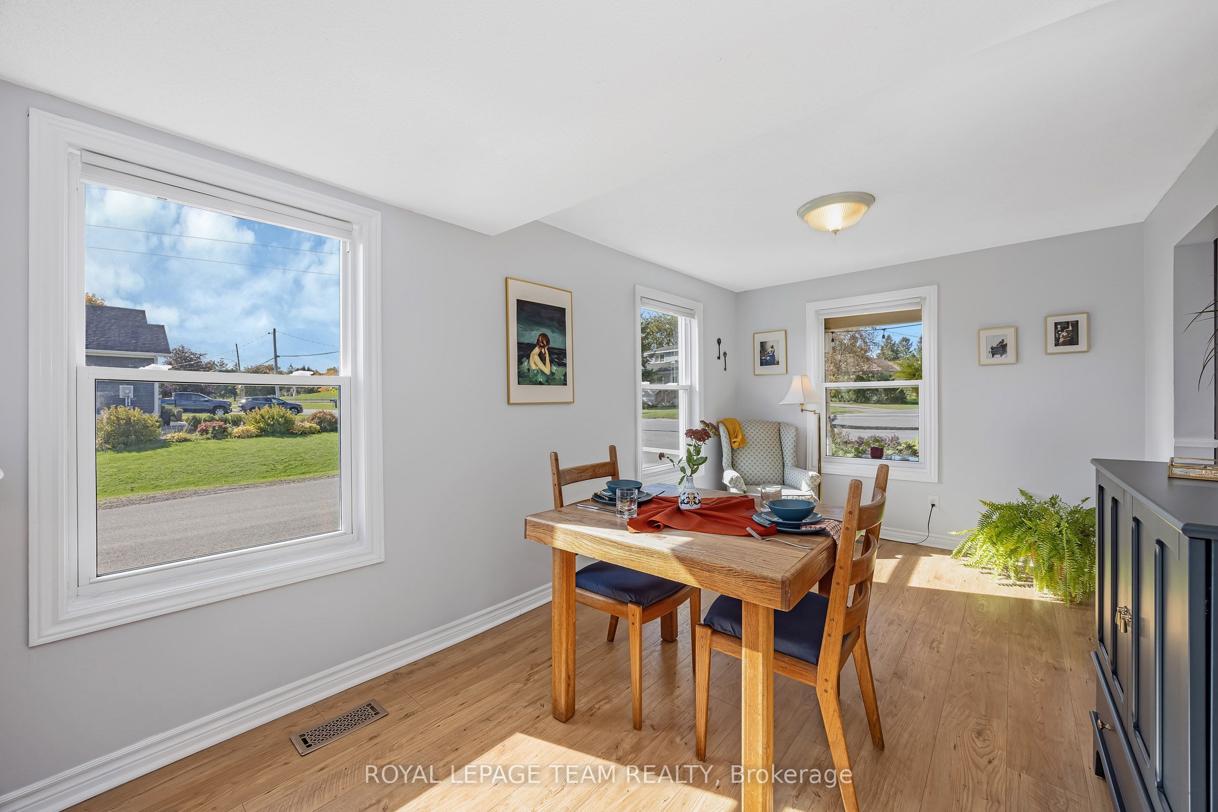 410 Clothier Street W Property Photo 9