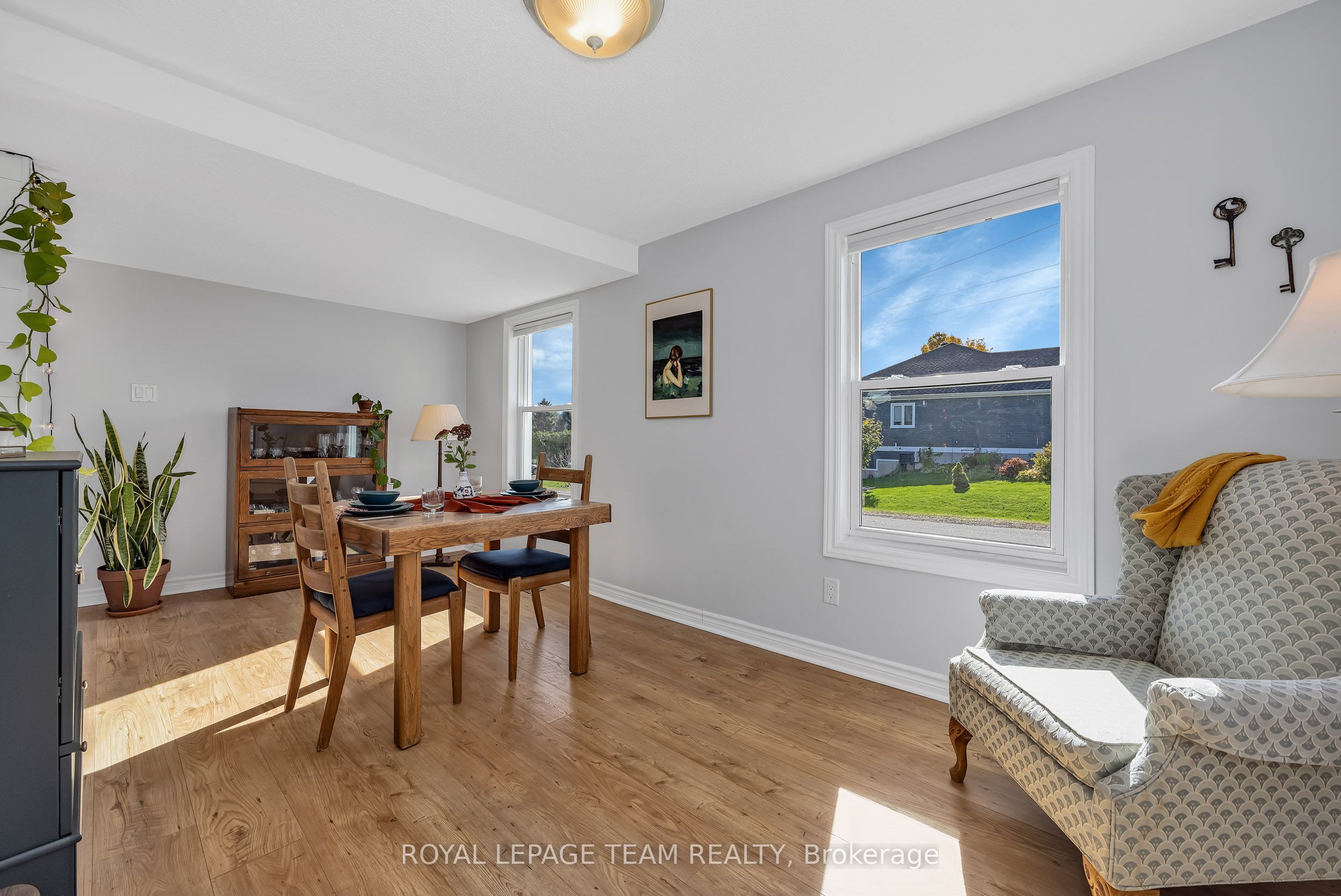 410 Clothier Street W Property Photo 10