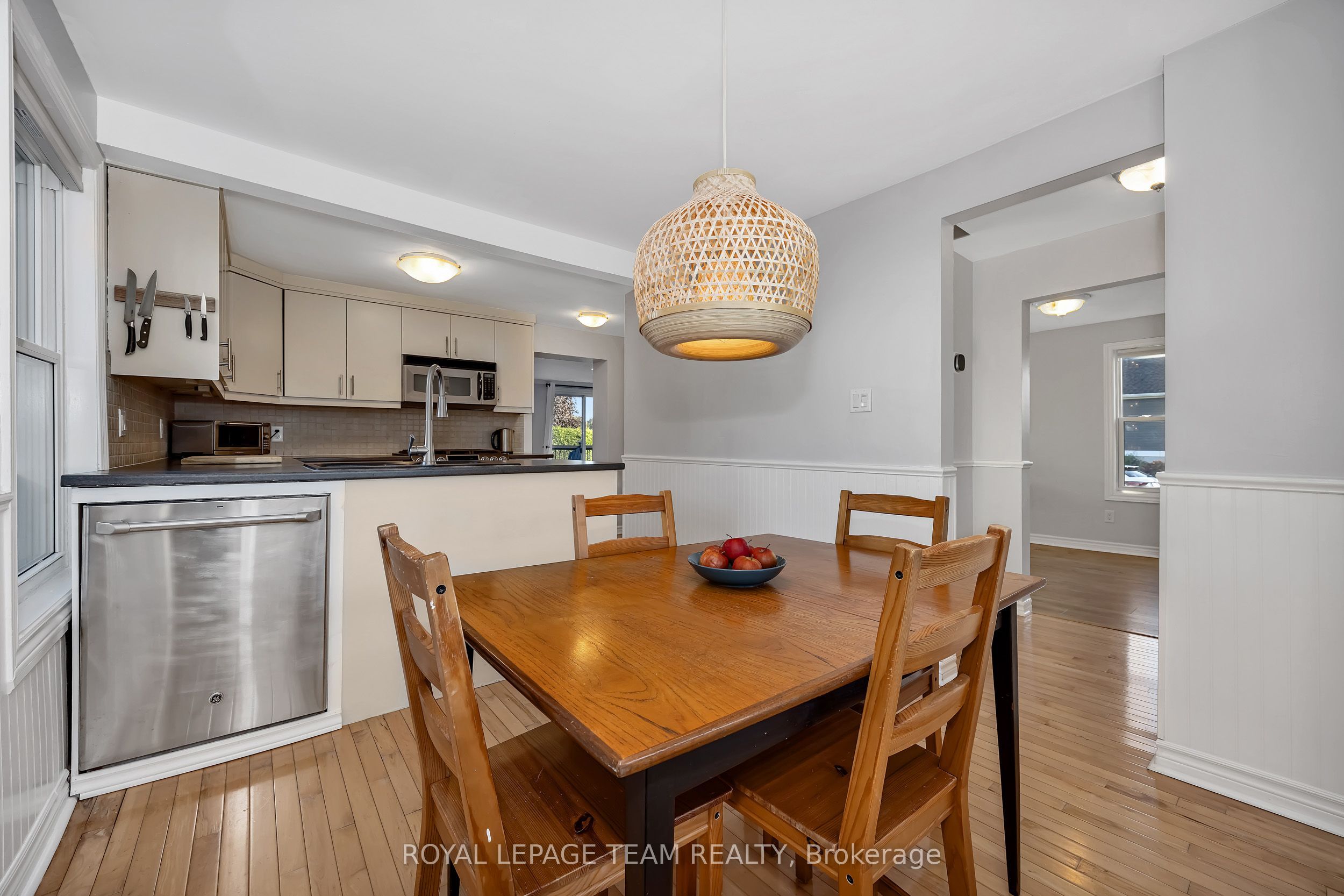 410 Clothier Street W Property Photo 11