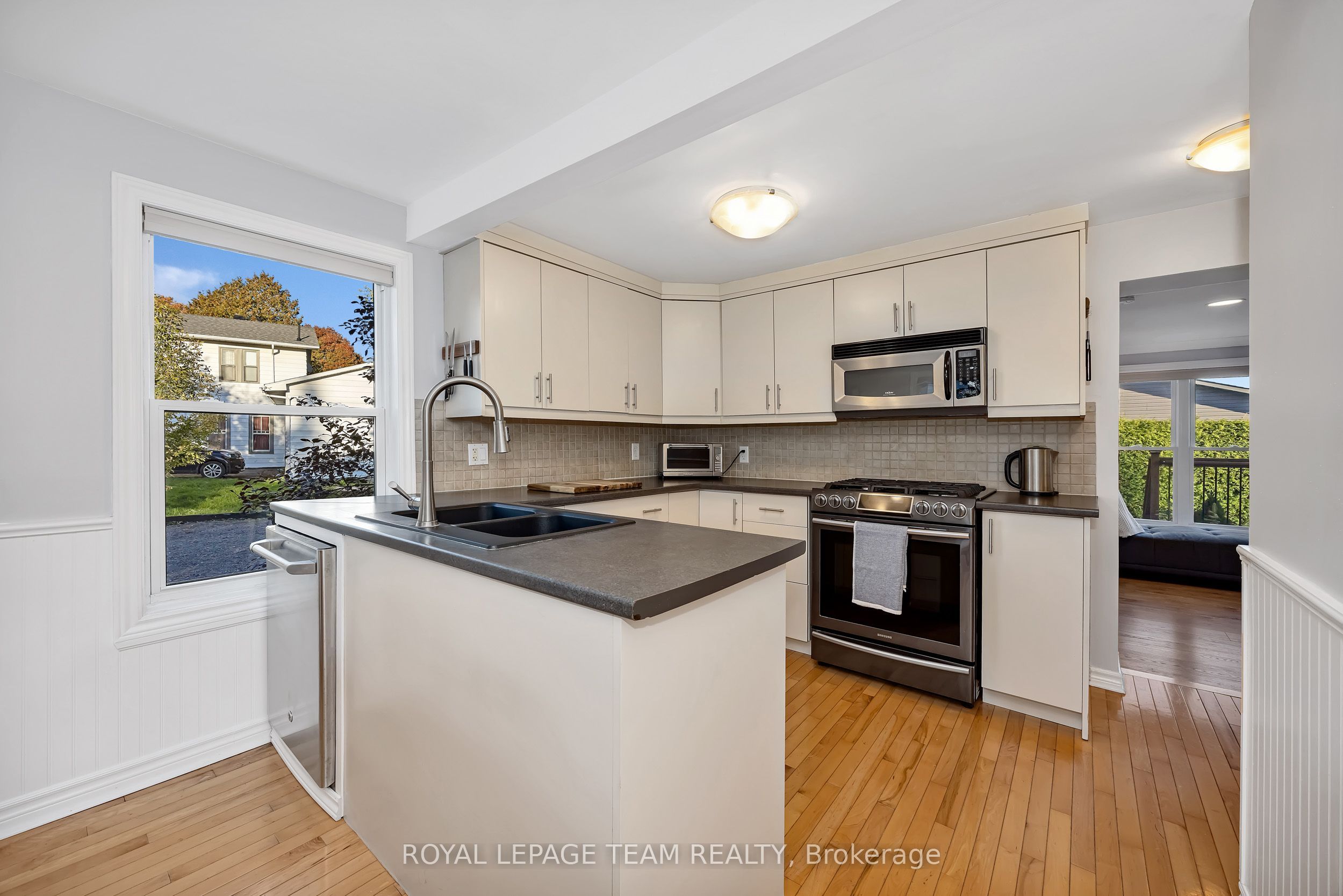 410 Clothier Street W Property Photo 12