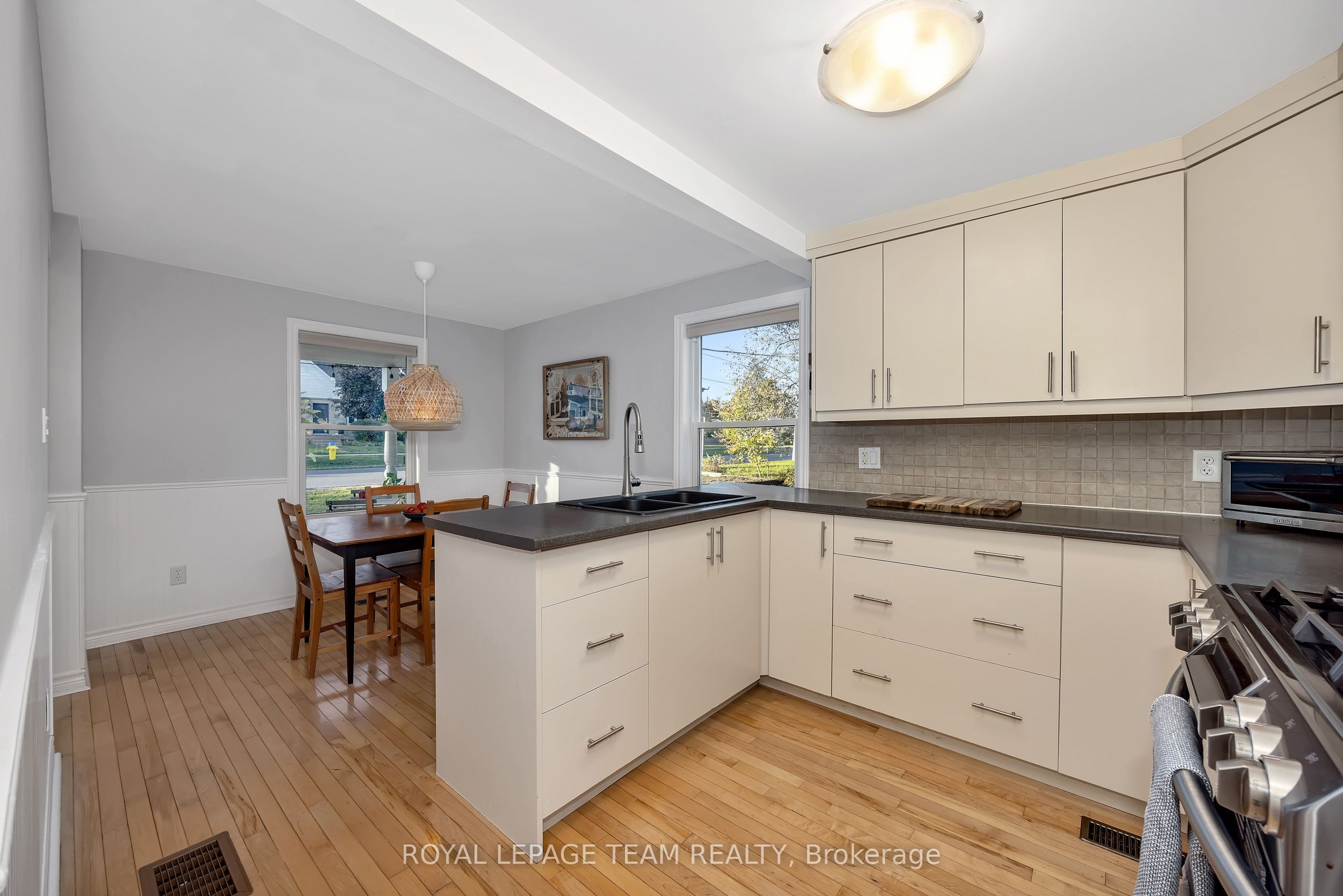 410 Clothier Street W Property Photo 13