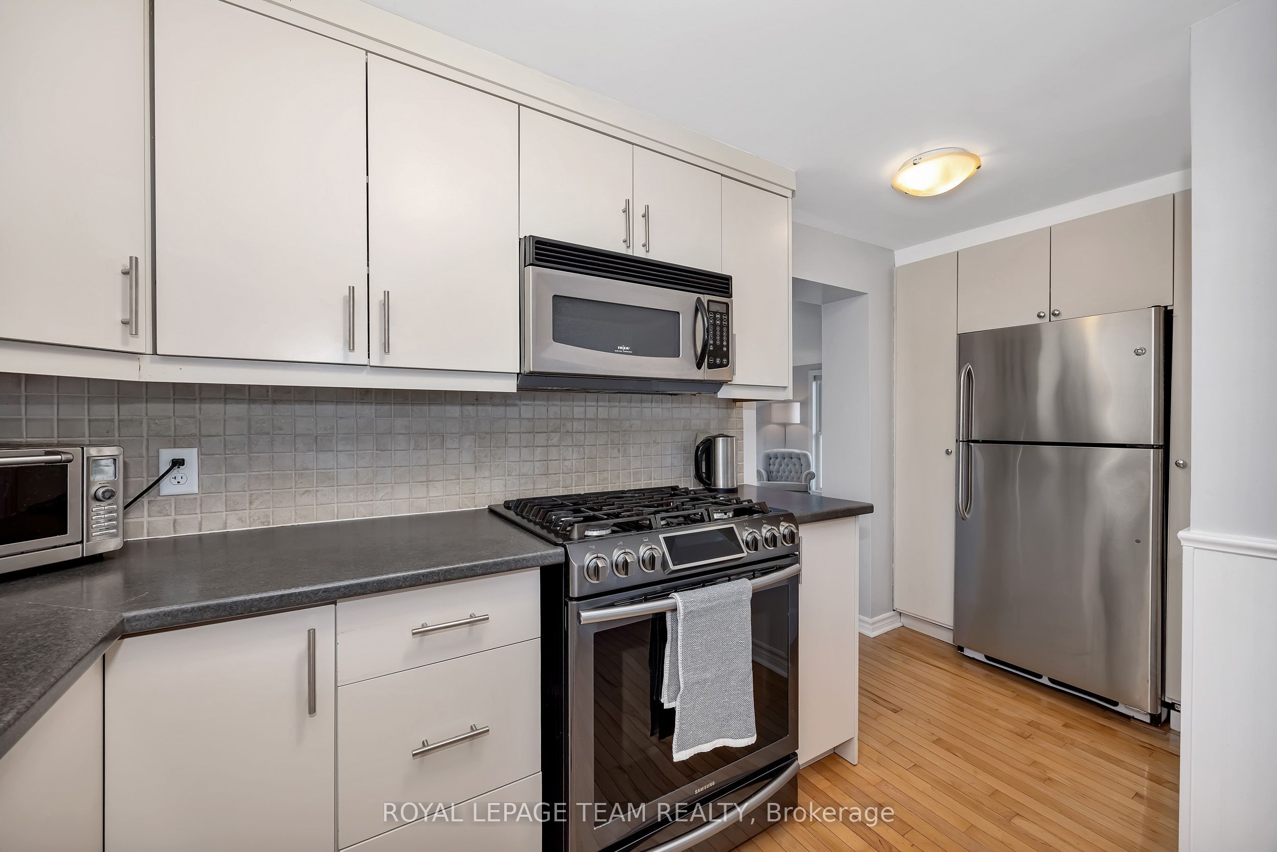 410 Clothier Street W Property Photo 14
