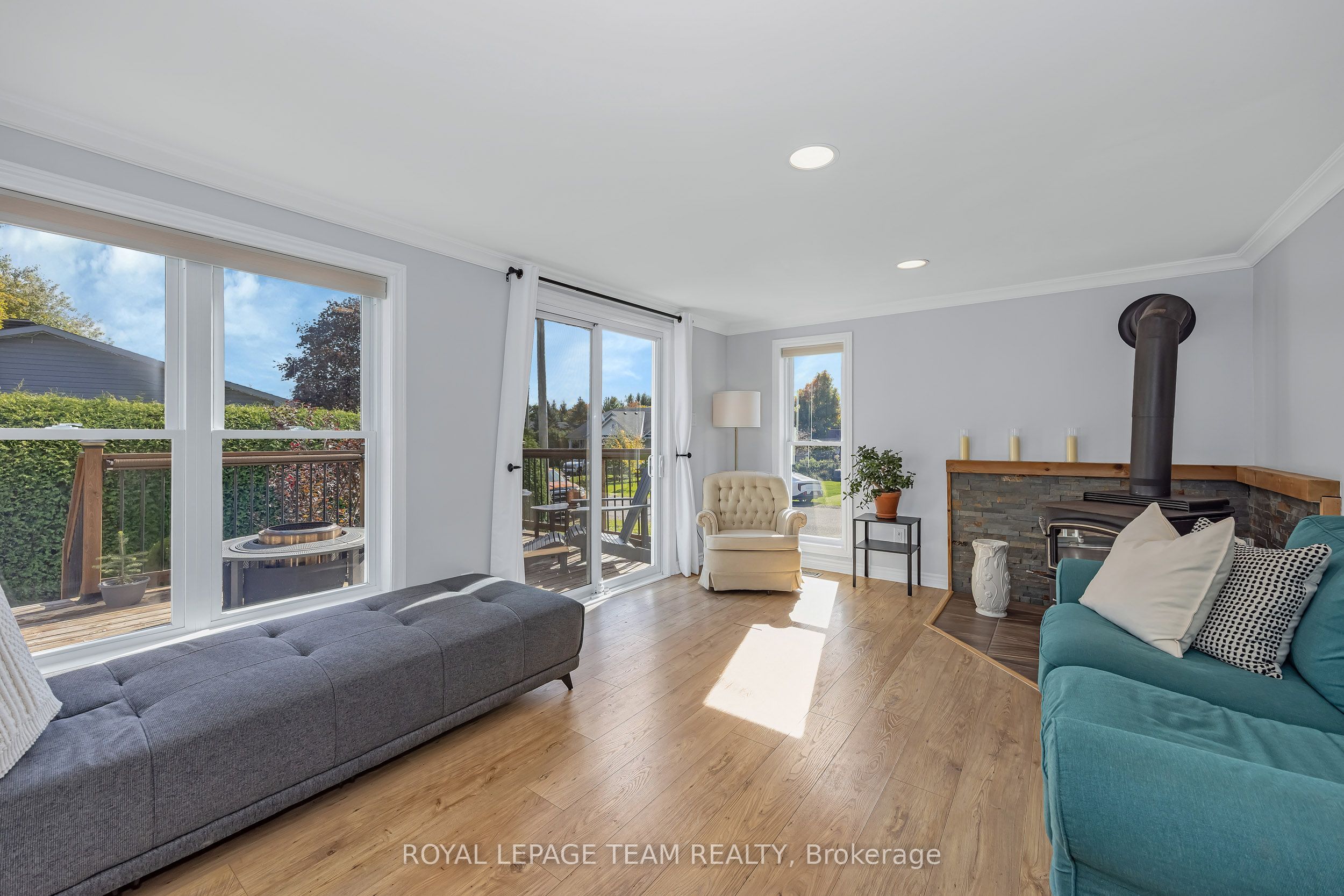 410 Clothier Street W Property Photo 16