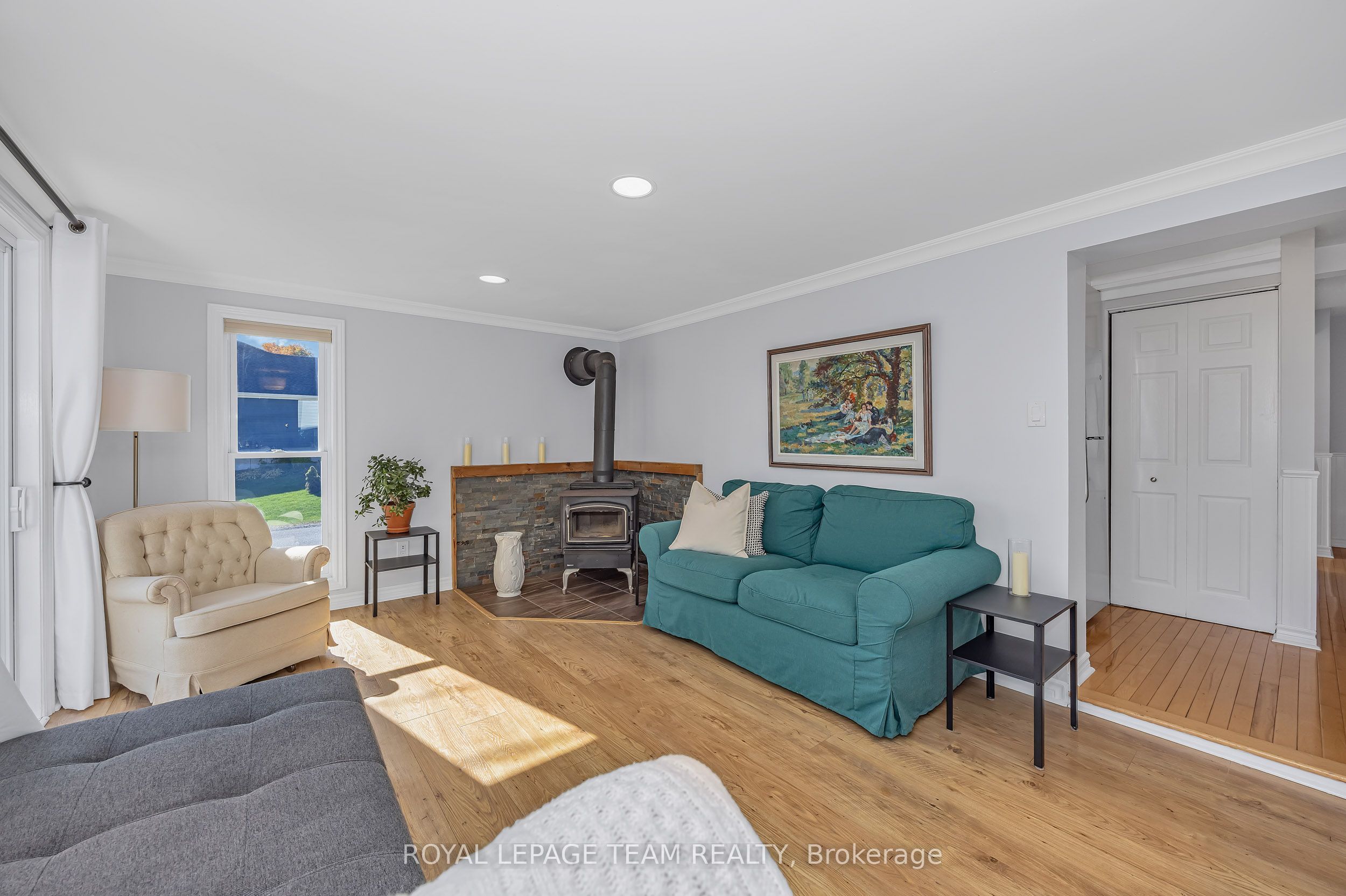 410 Clothier Street W Property Photo 17