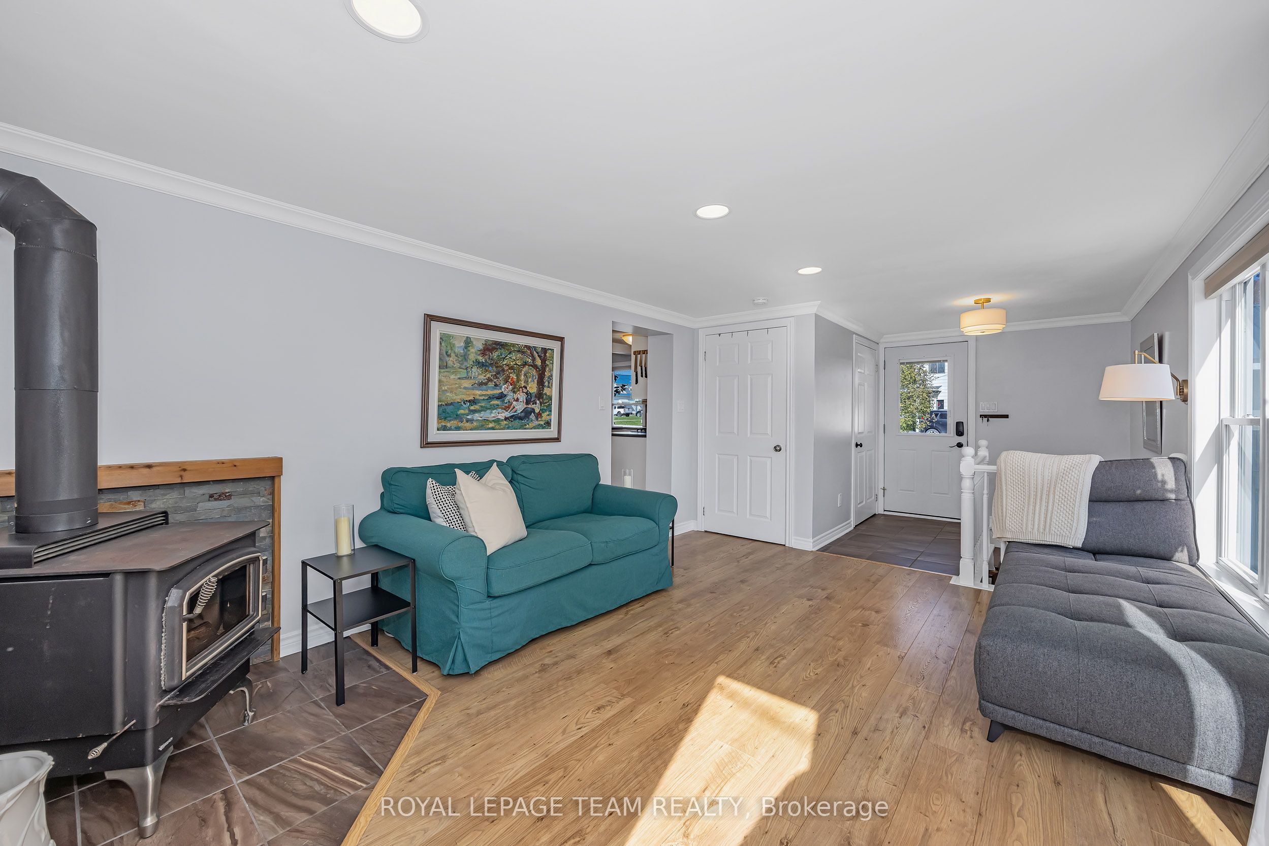 410 Clothier Street W Property Photo 18