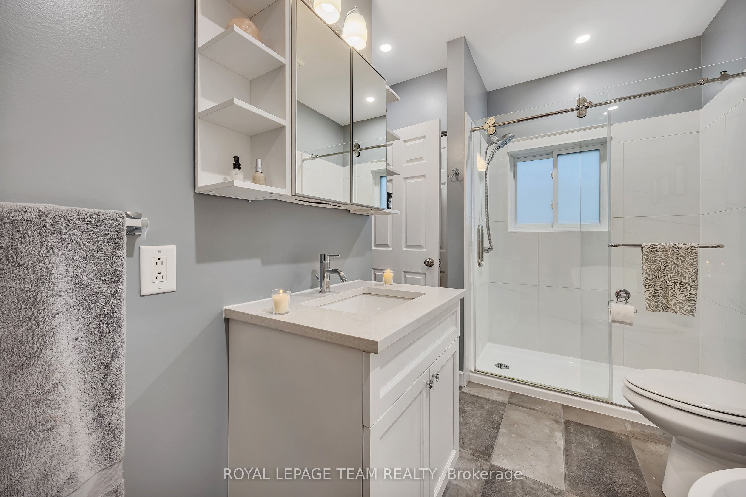 410 Clothier Street W Property Photo 26