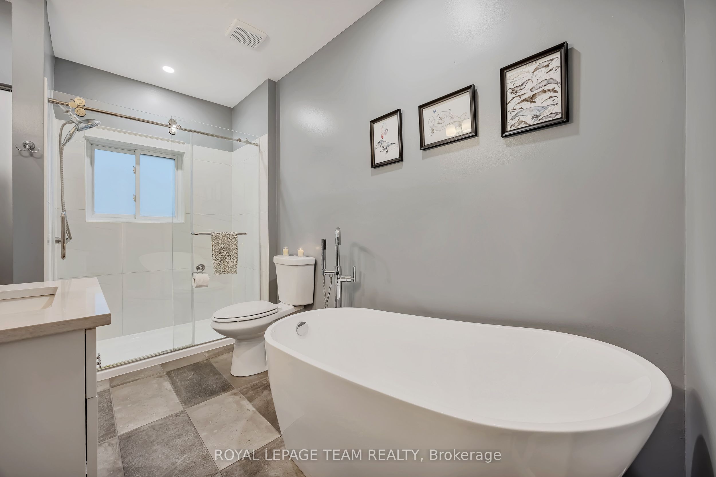 410 Clothier Street W Property Photo 27