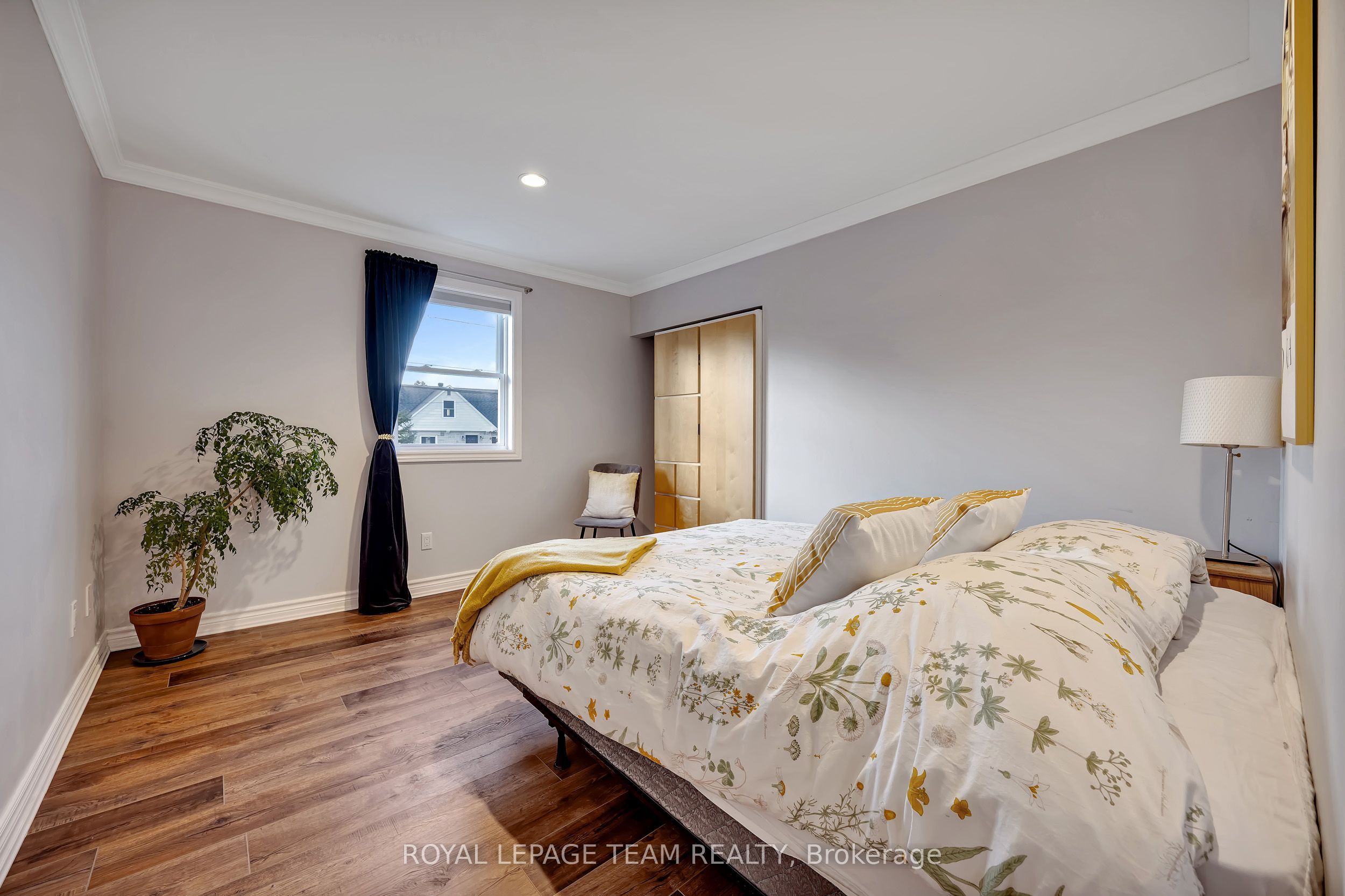 410 Clothier Street W Property Photo 28