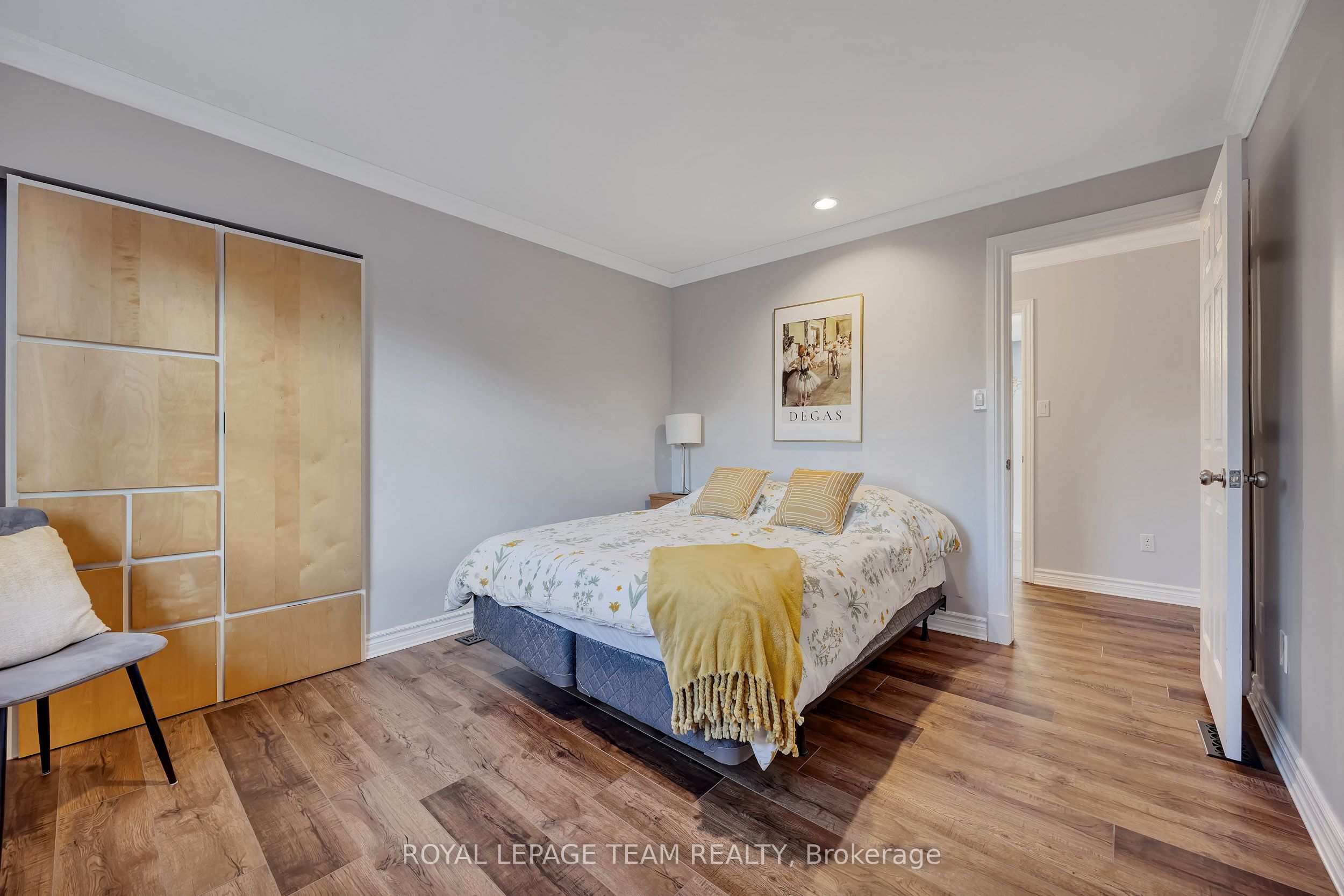 410 Clothier Street W Property Photo 29