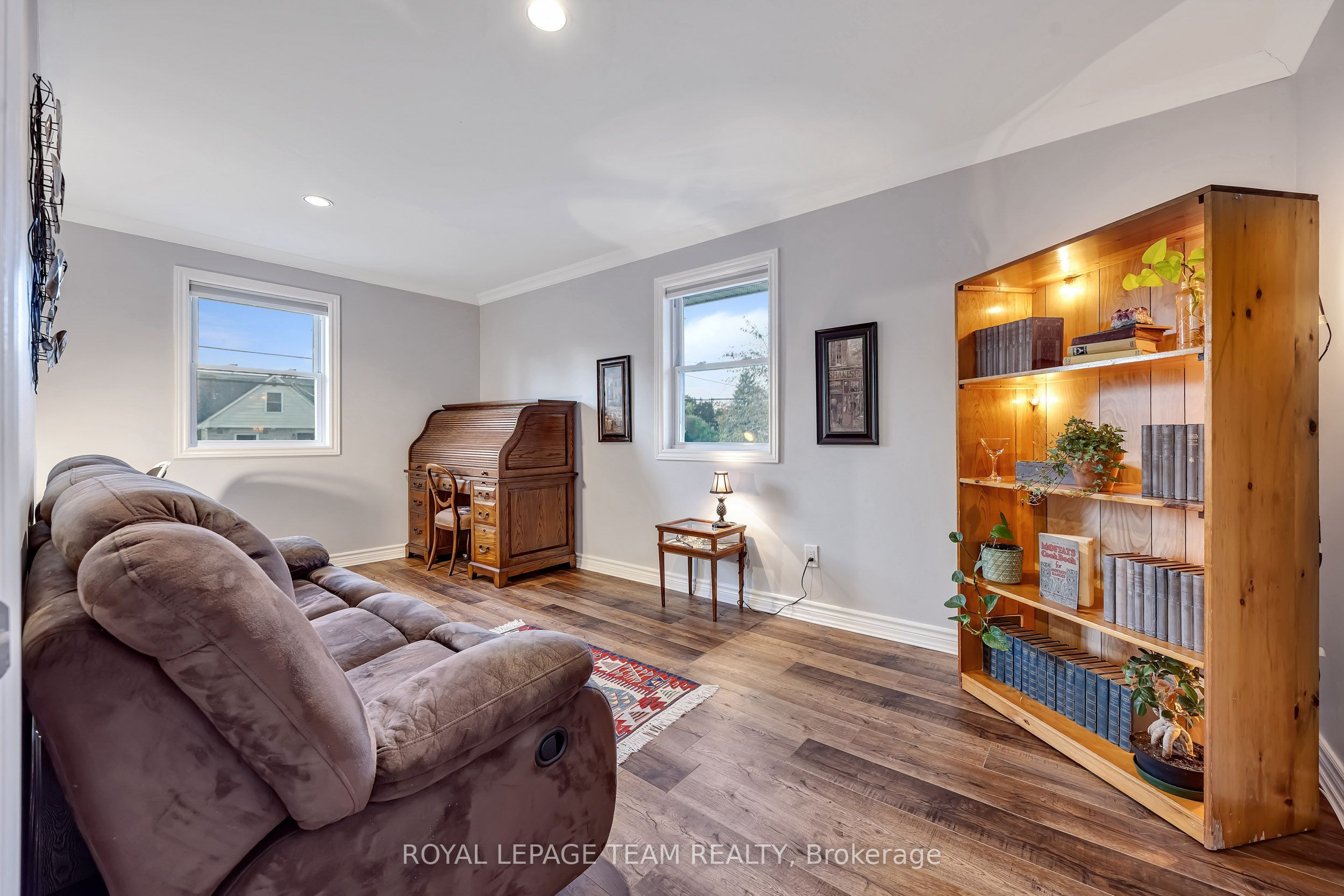 410 Clothier Street W Property Photo 30