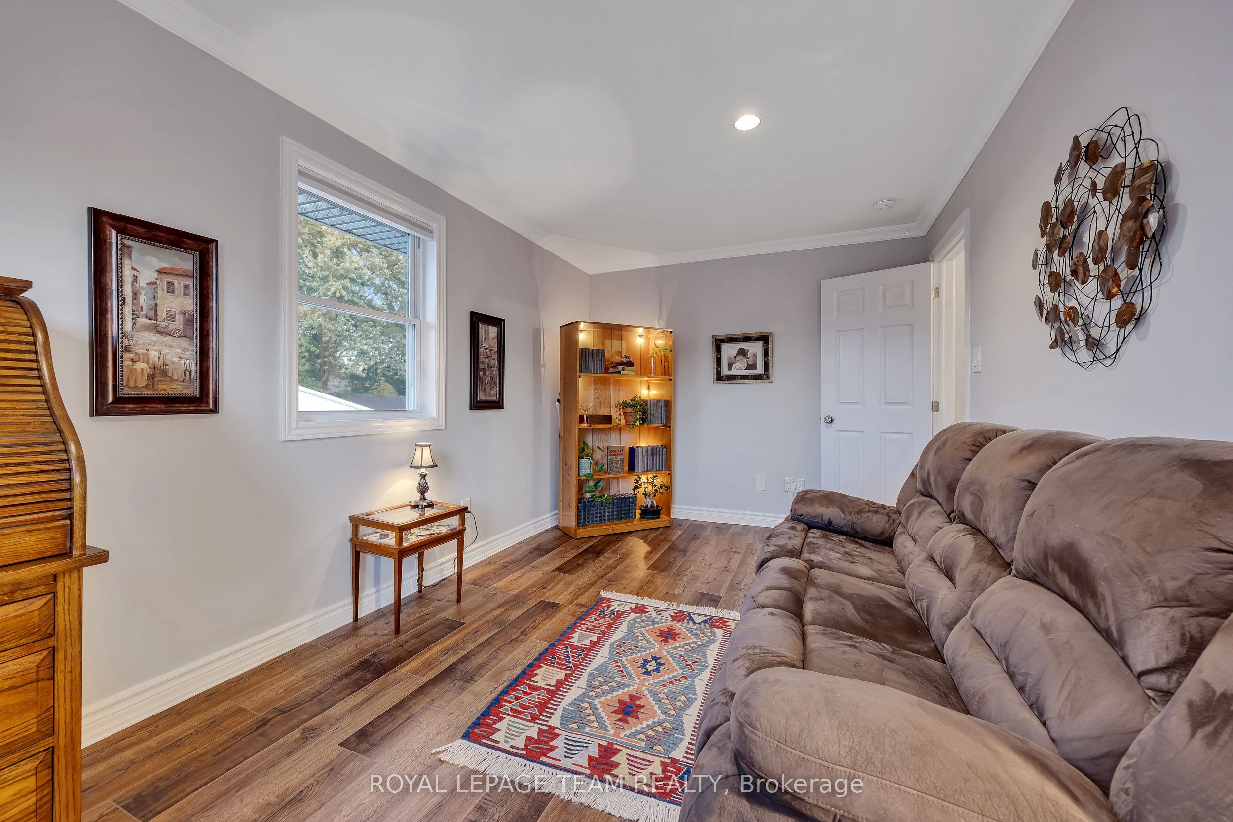 410 Clothier Street W Property Photo 31