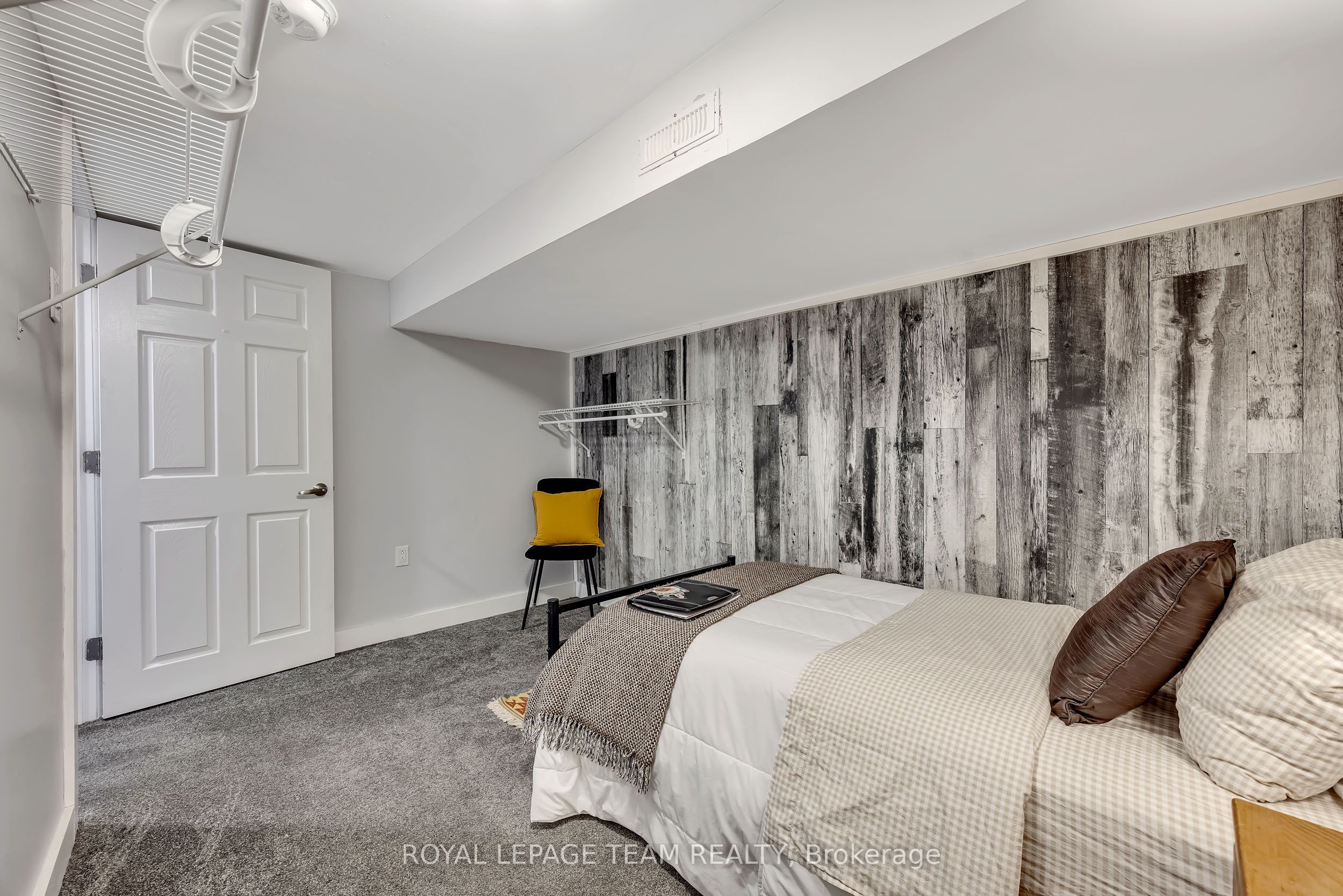 410 Clothier Street W Property Photo 34