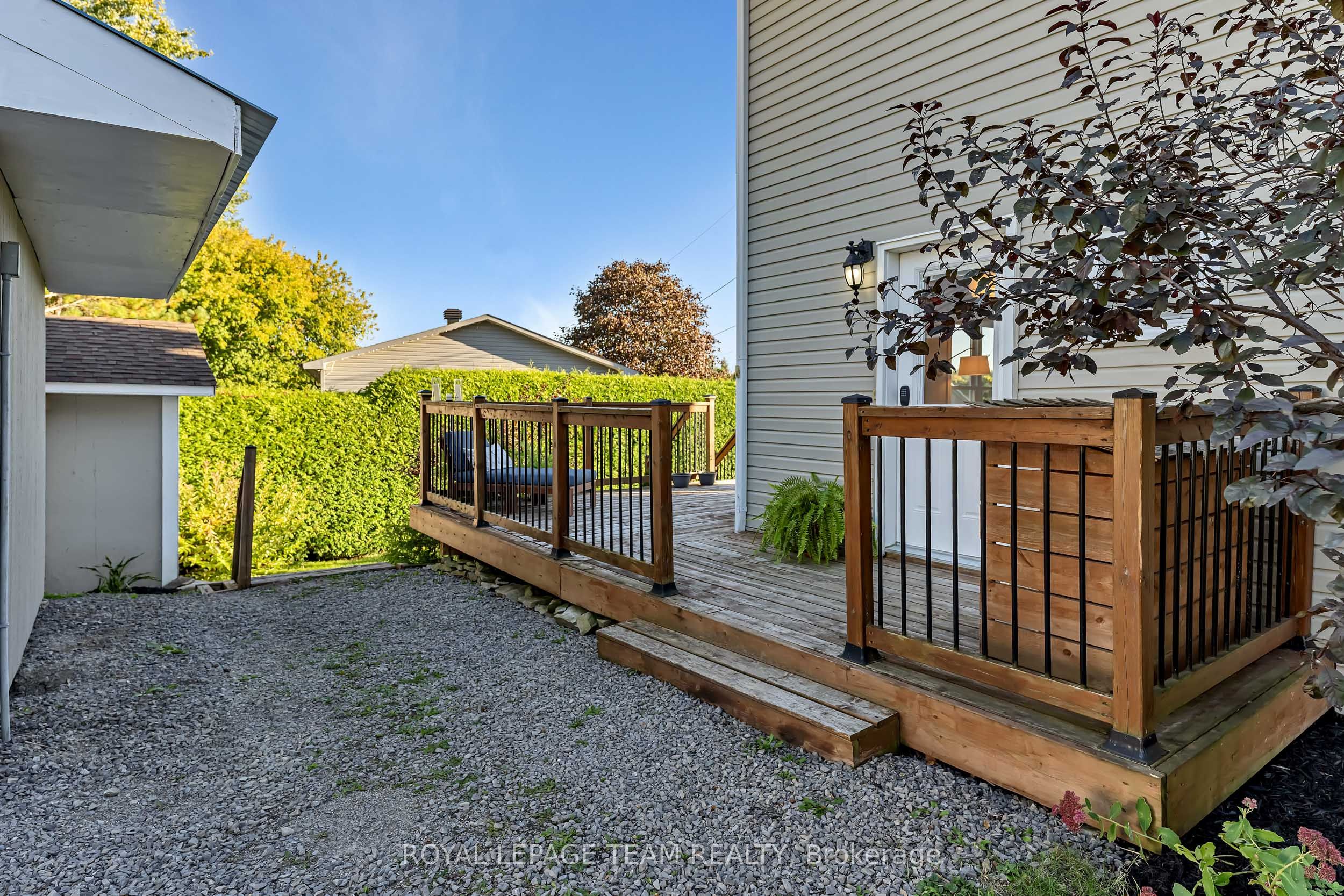 410 Clothier Street W Property Photo 36