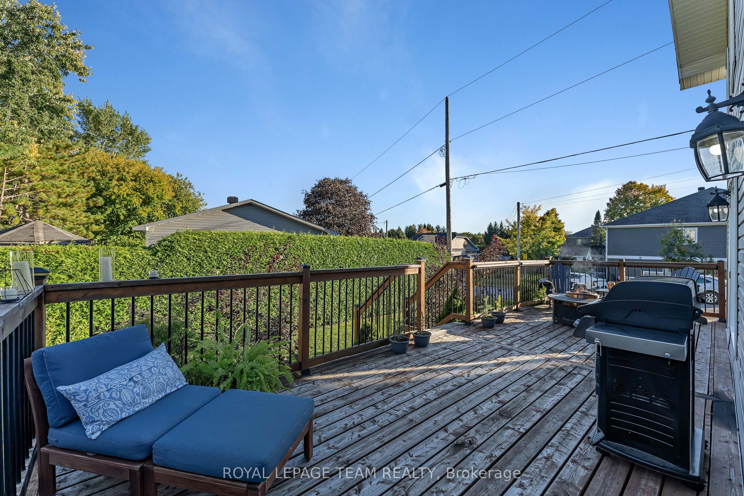 410 Clothier Street W Property Photo 37
