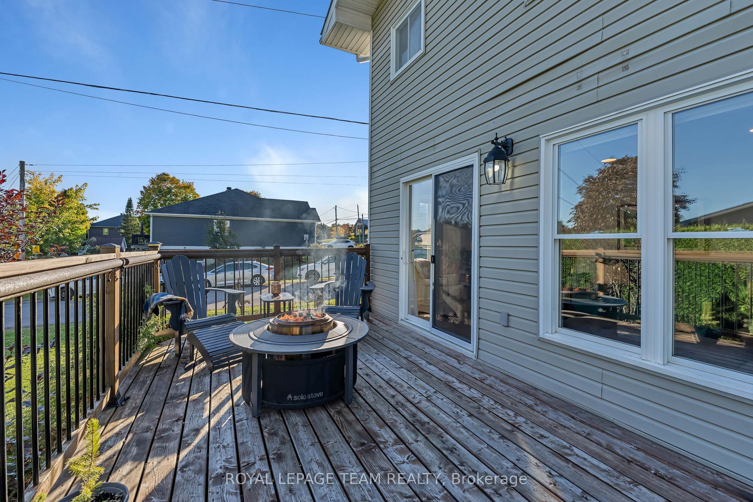 410 Clothier Street W Property Photo 38