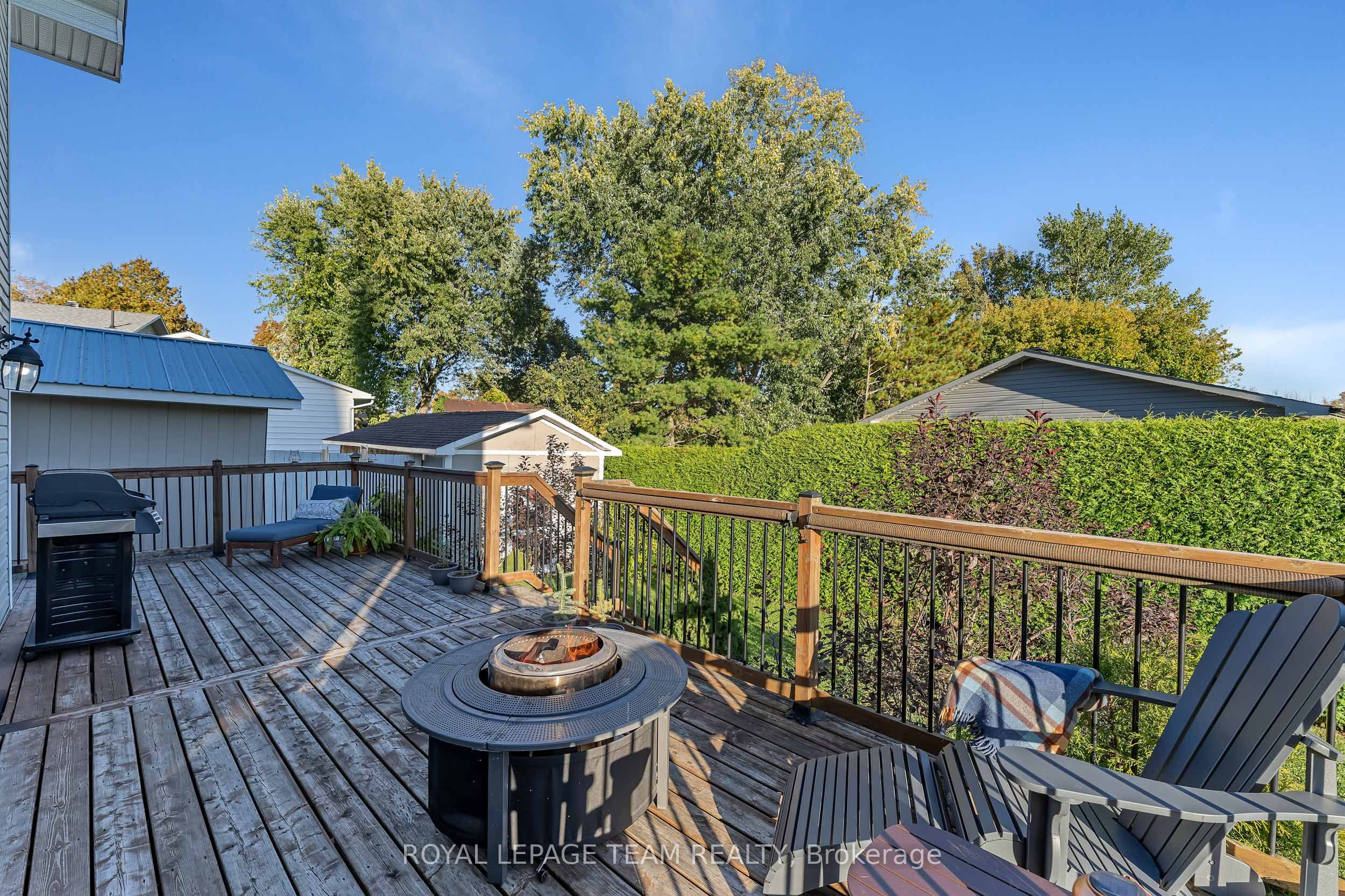 410 Clothier Street W Property Photo 39