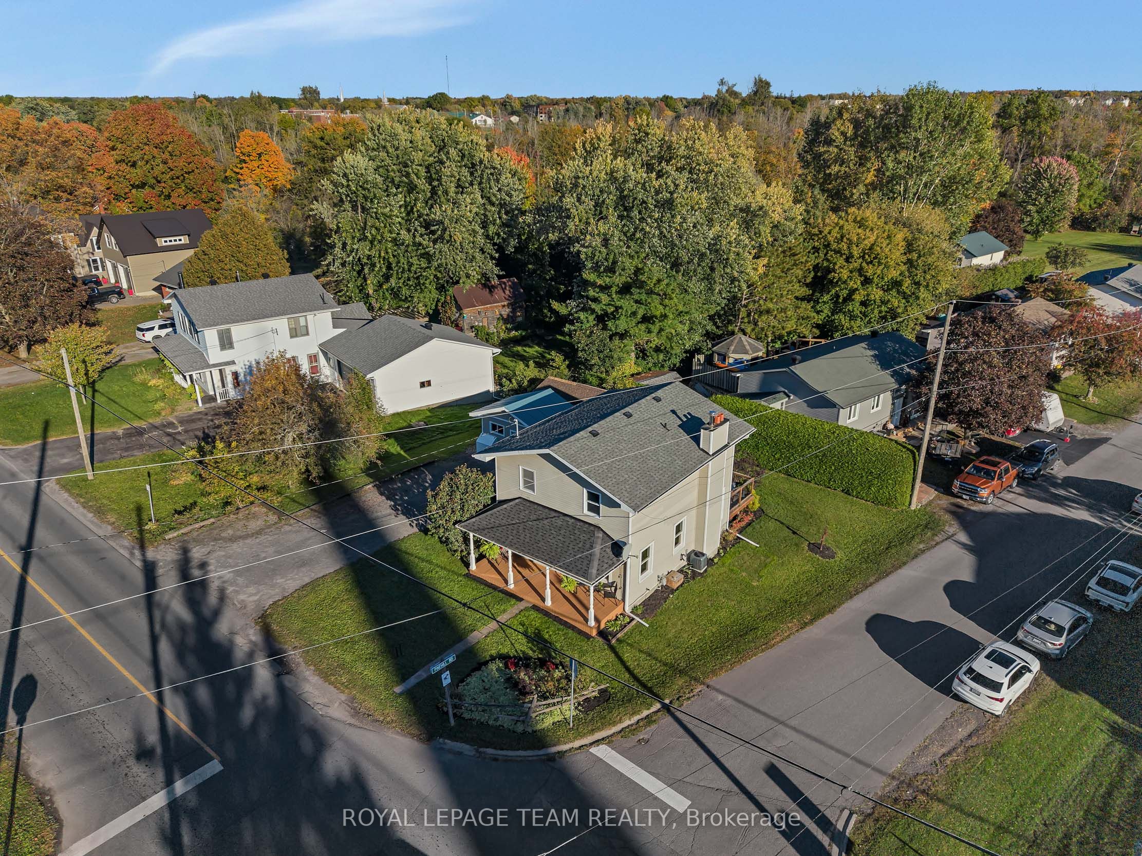 410 Clothier Street W Property Photo 42