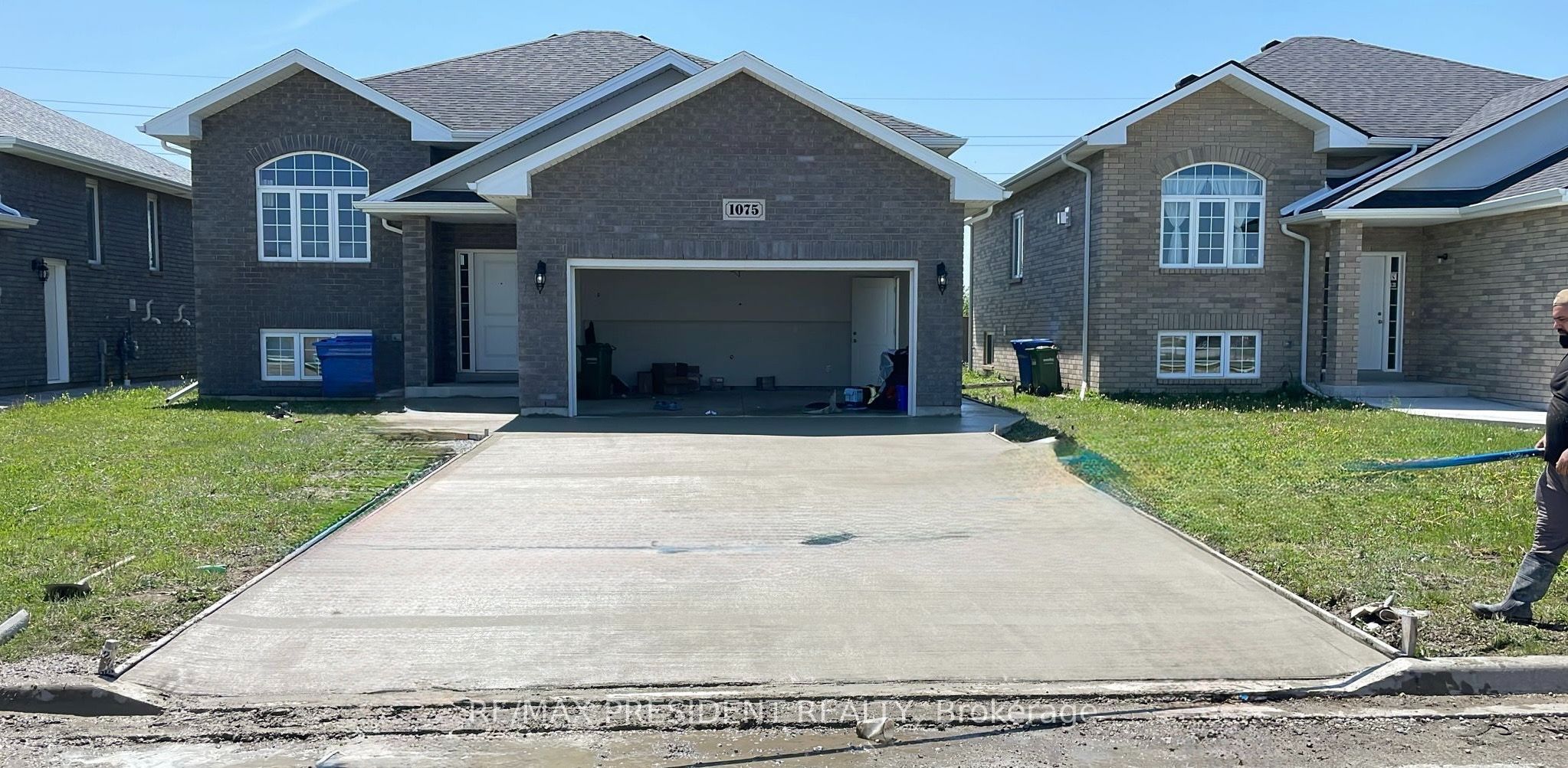 1075 Aspen Ridge Crescent Property Photo 1