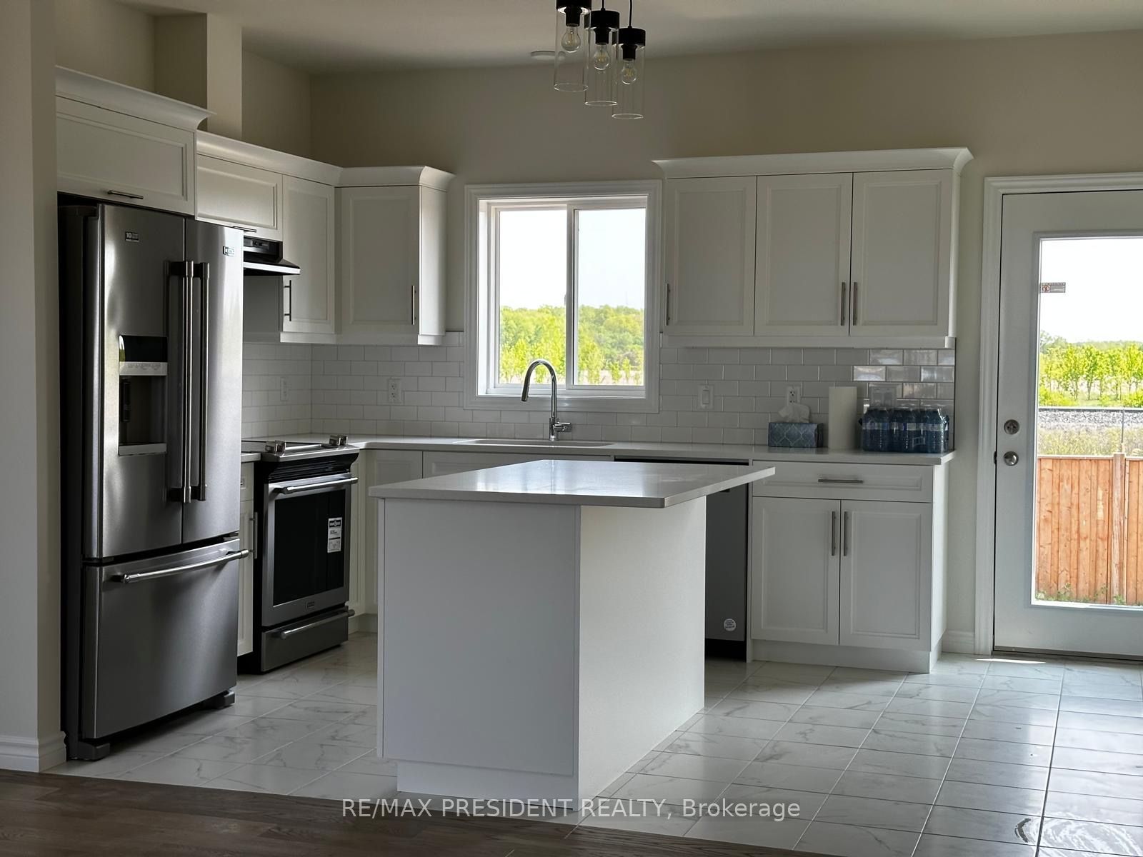 1075 Aspen Ridge Crescent Property Photo 2