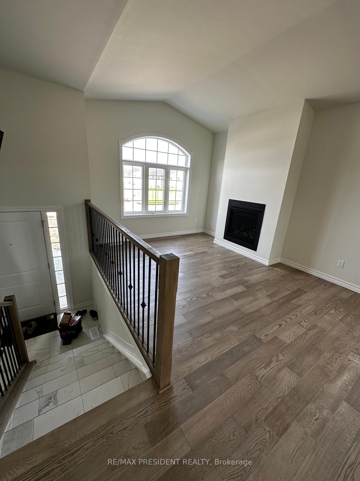 1075 Aspen Ridge Crescent Property Photo 4