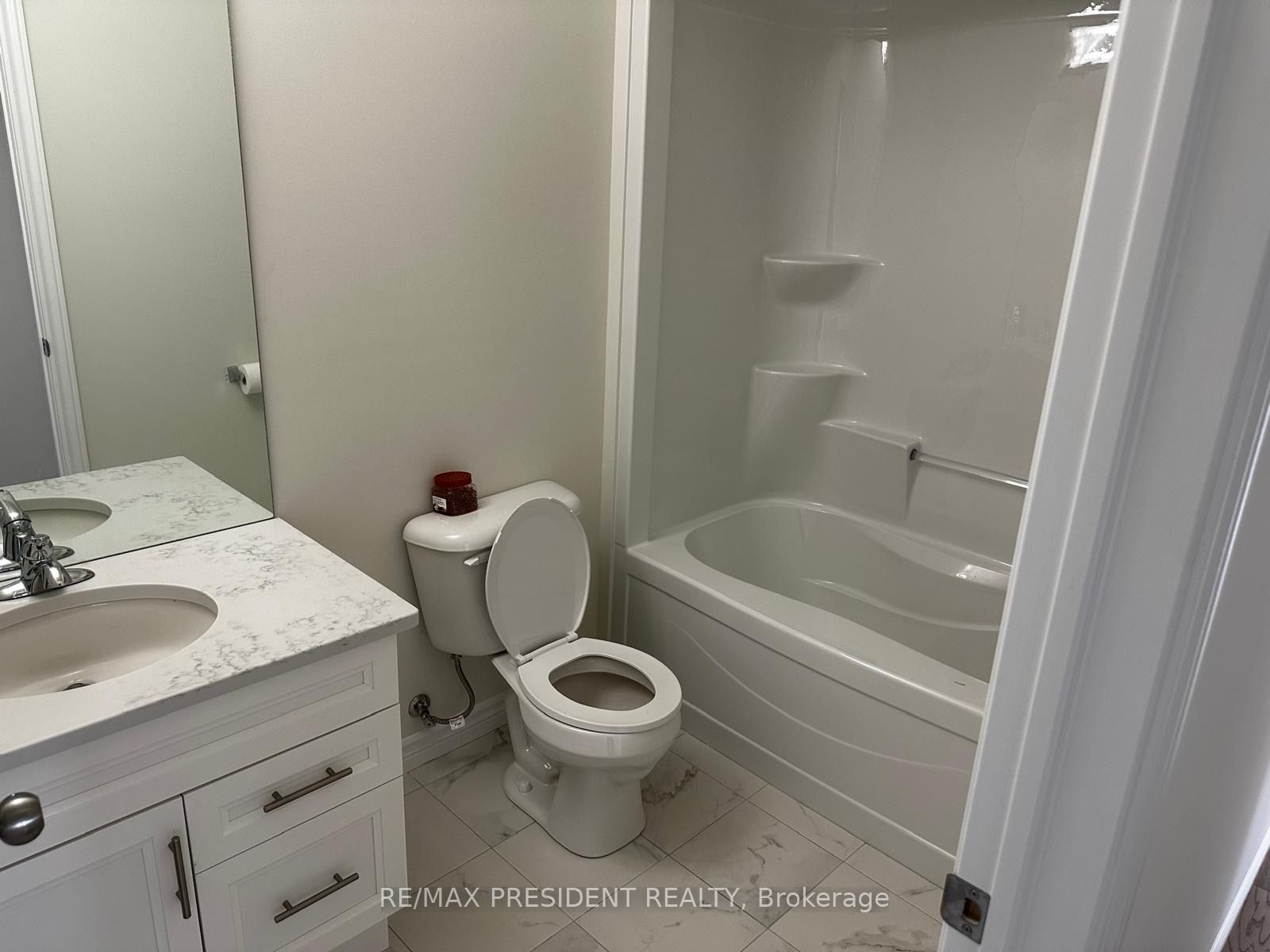 1075 Aspen Ridge Crescent Property Photo 8