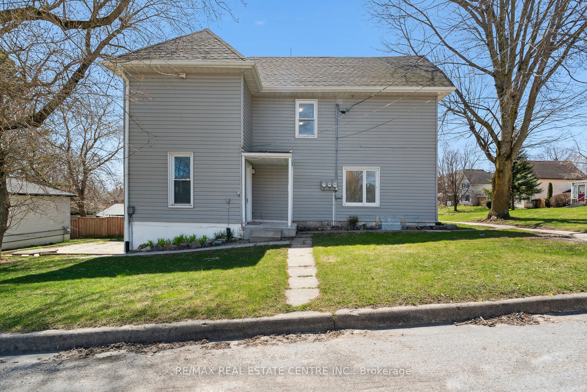 221 Owen Sound Street Property Photo 2