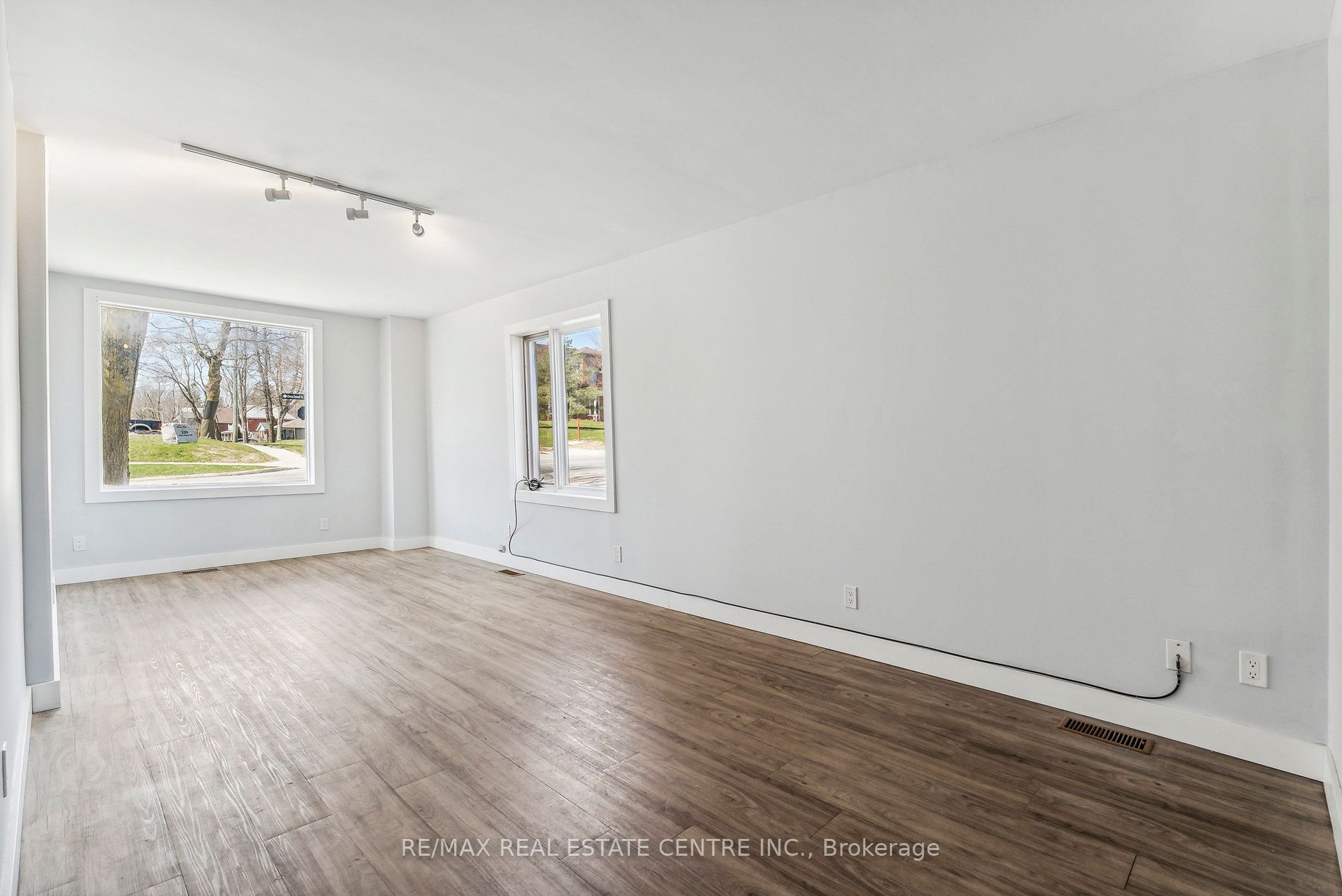221 Owen Sound Street Property Photo 6