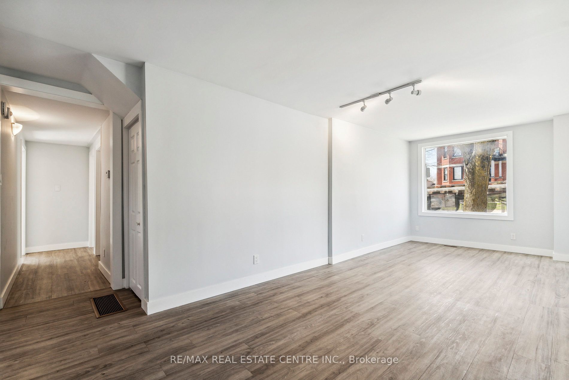 221 Owen Sound Street Property Photo 7