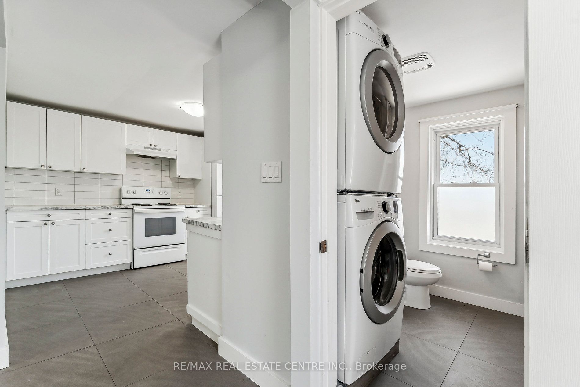 221 Owen Sound Street Property Photo 11