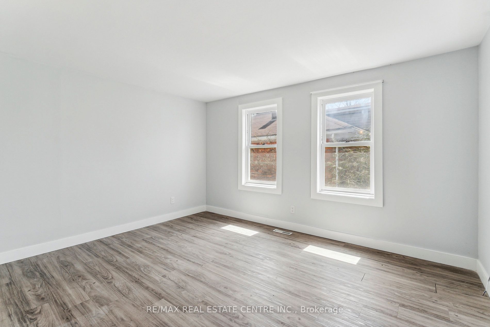 221 Owen Sound Street Property Photo 12
