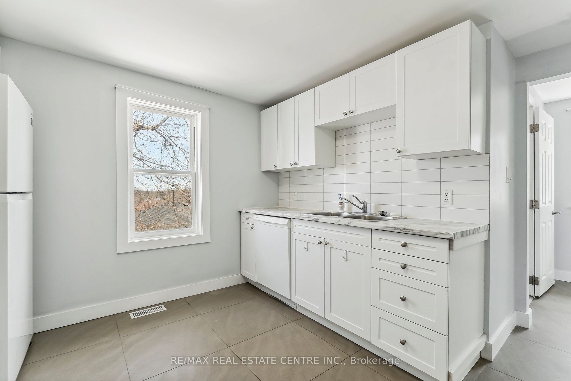 221 Owen Sound Street Property Photo 18