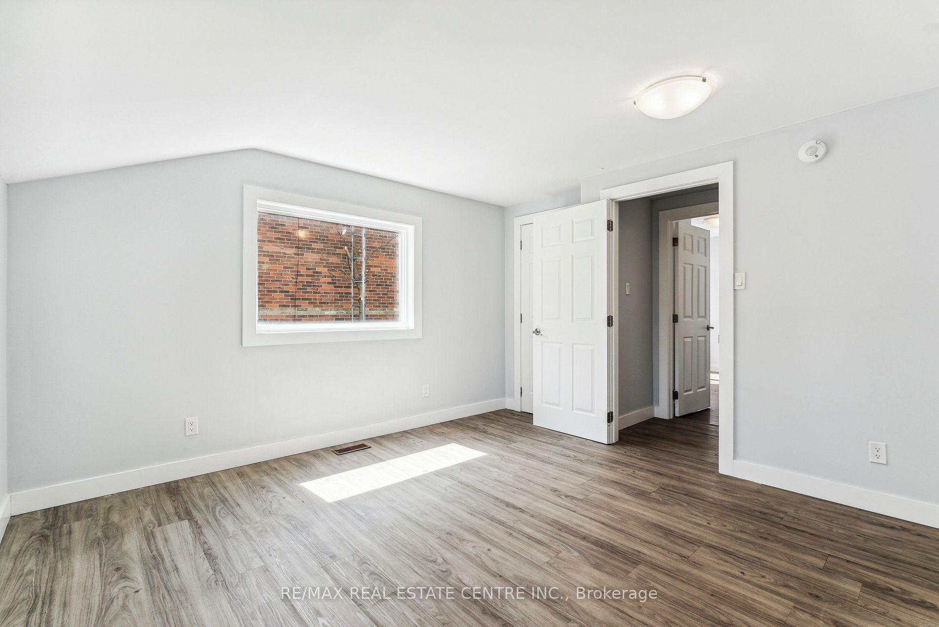 221 Owen Sound Street Property Photo 24