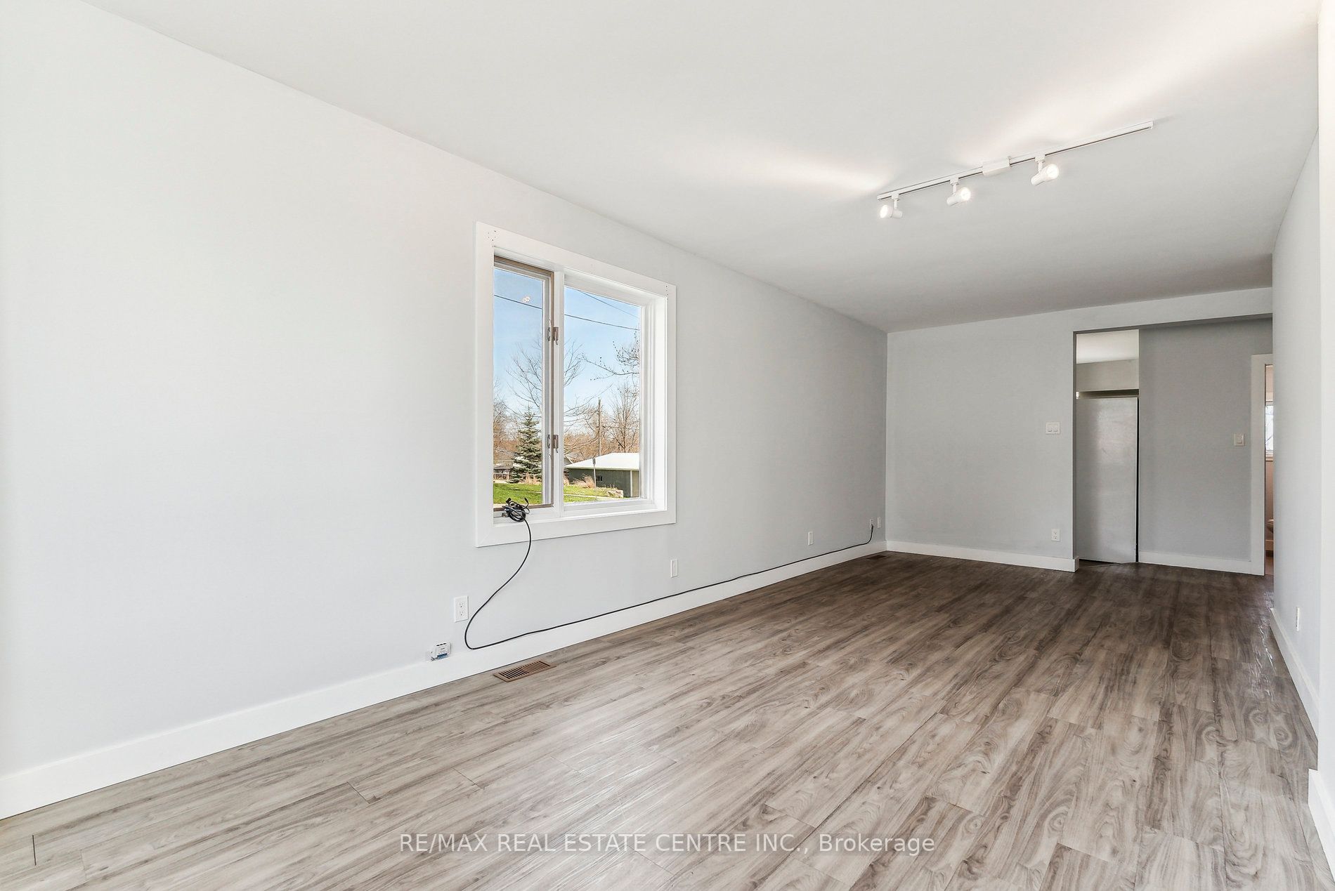 221 Owen Sound Street Property Photo 8