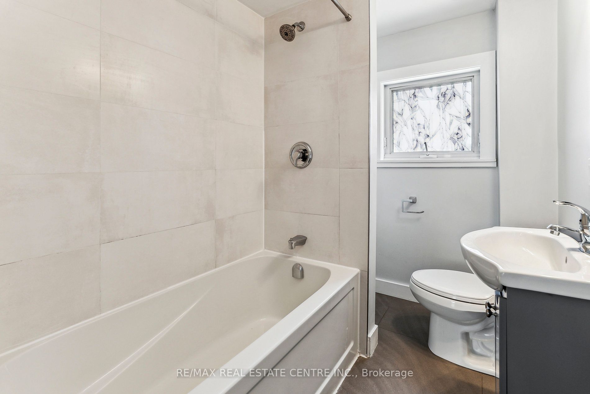 221 Owen Sound Street Property Photo 9