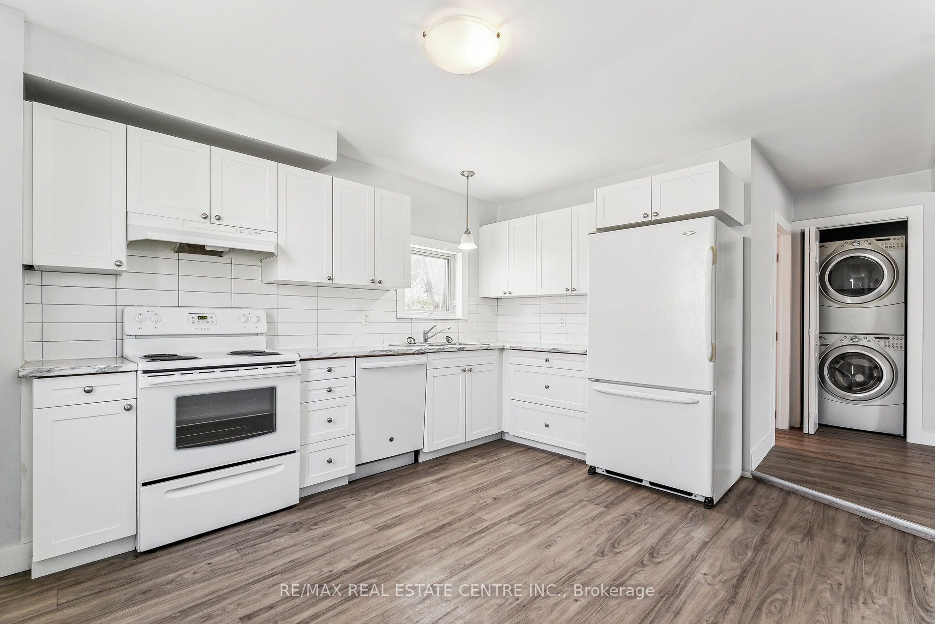 221 Owen Sound Street Property Photo 10