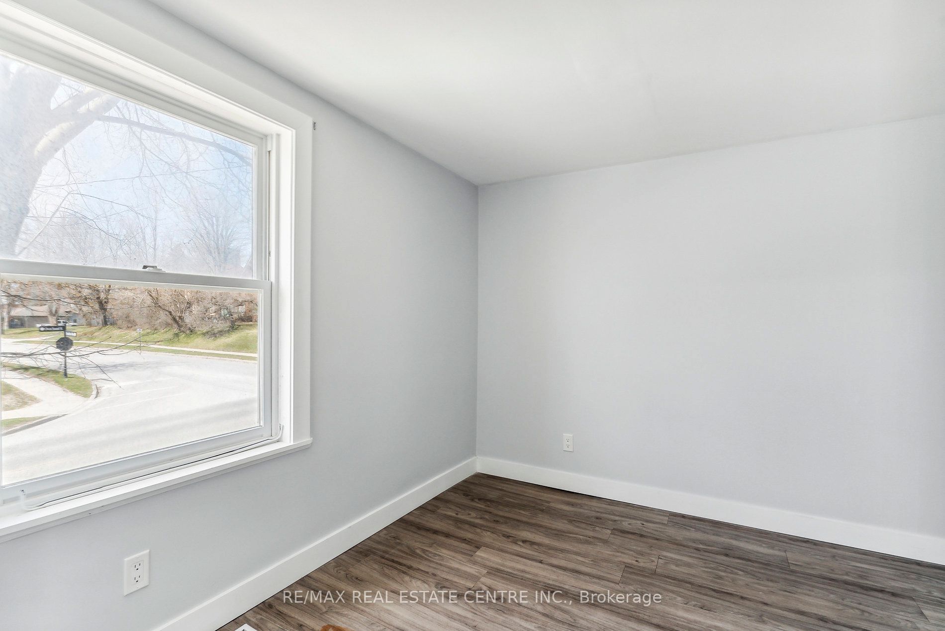 221 Owen Sound Street Property Photo 15