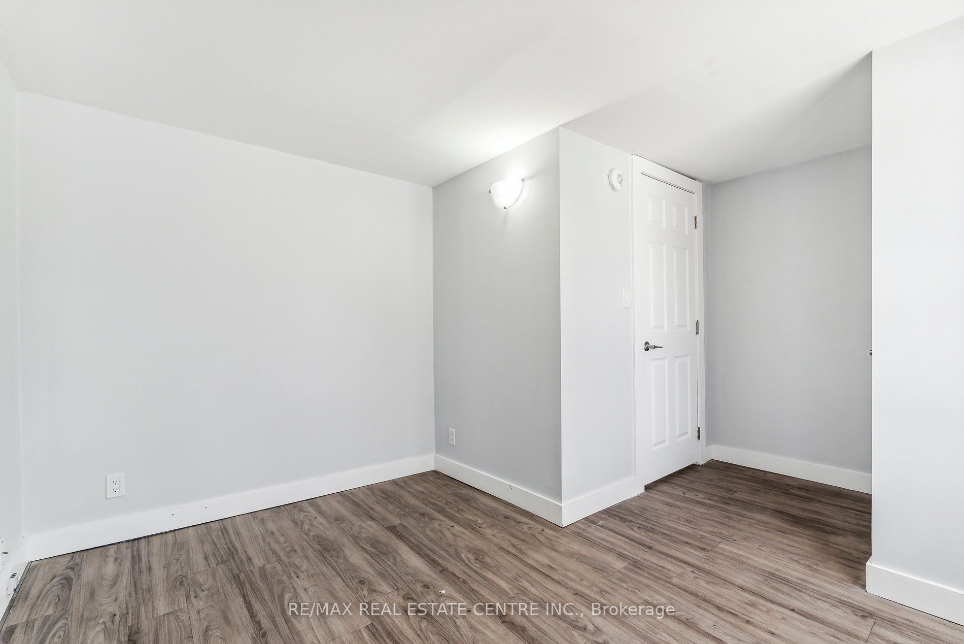 221 Owen Sound Street Property Photo 16