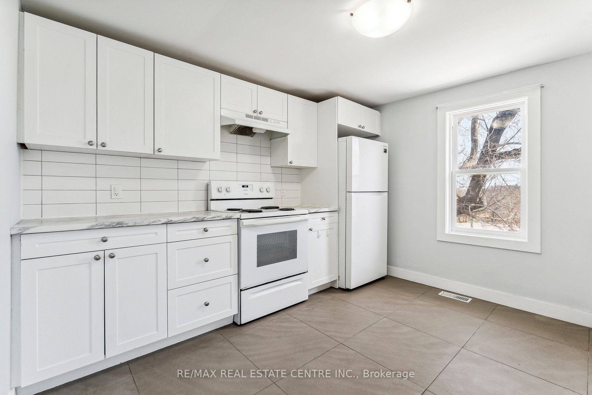 221 Owen Sound Street Property Photo 17