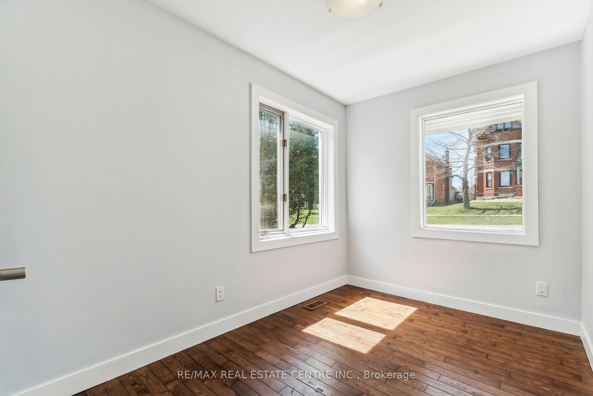 221 Owen Sound Street Property Photo 22