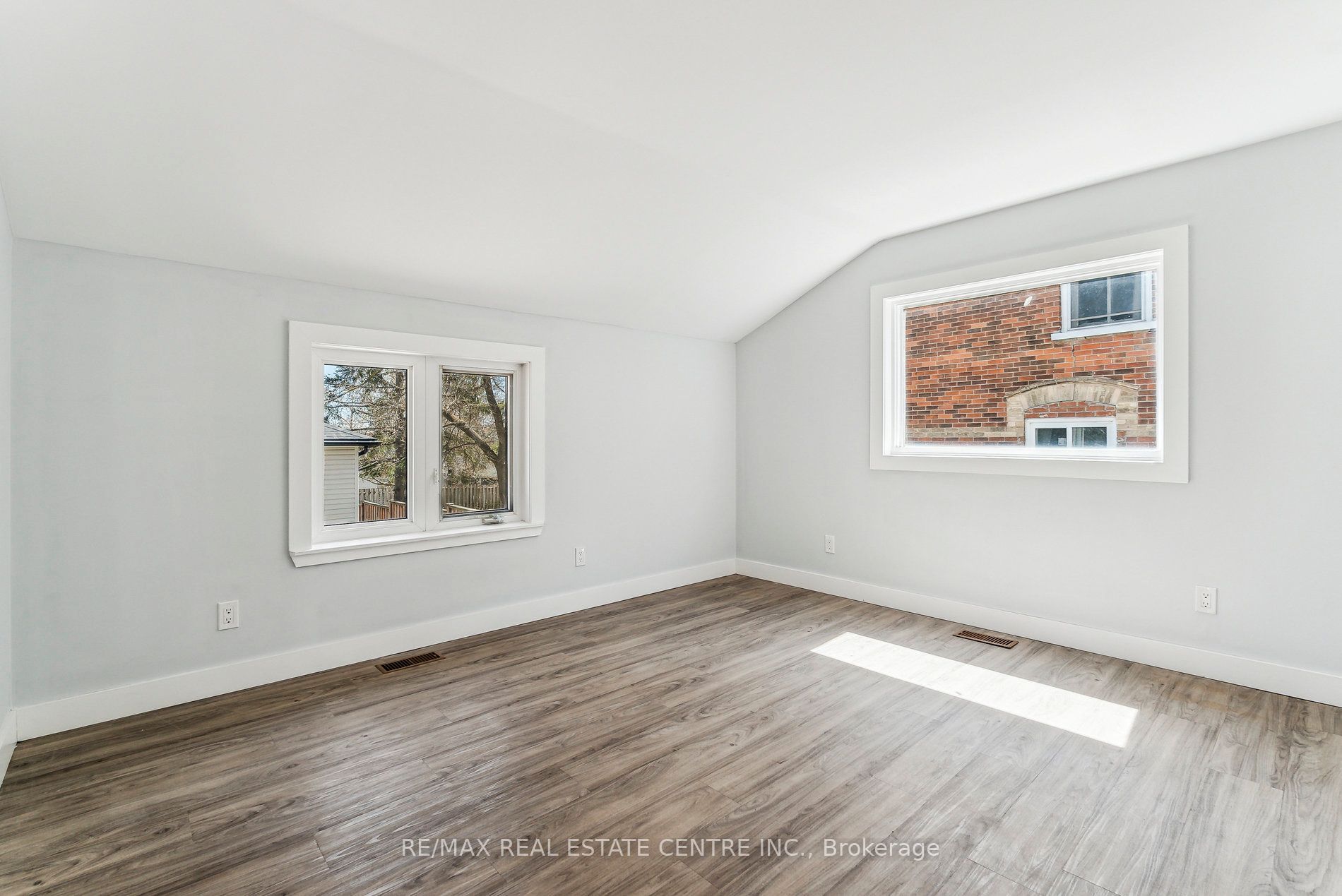 221 Owen Sound Street Property Photo 23