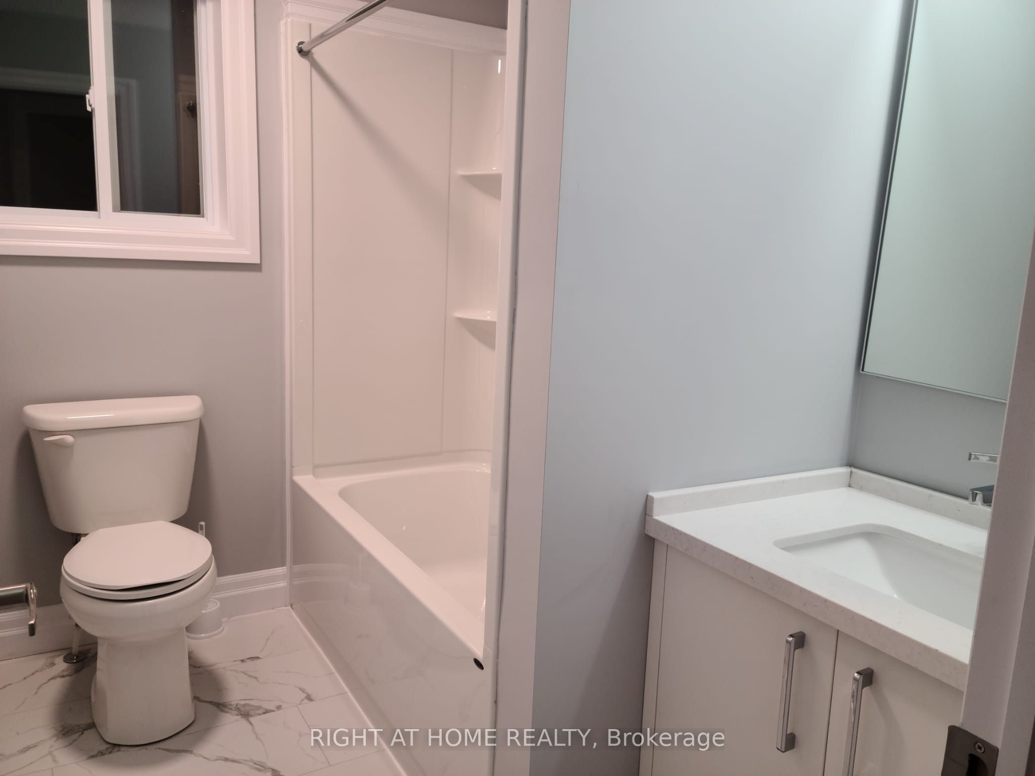 1515 Dylan Street Upper Property Photo 9