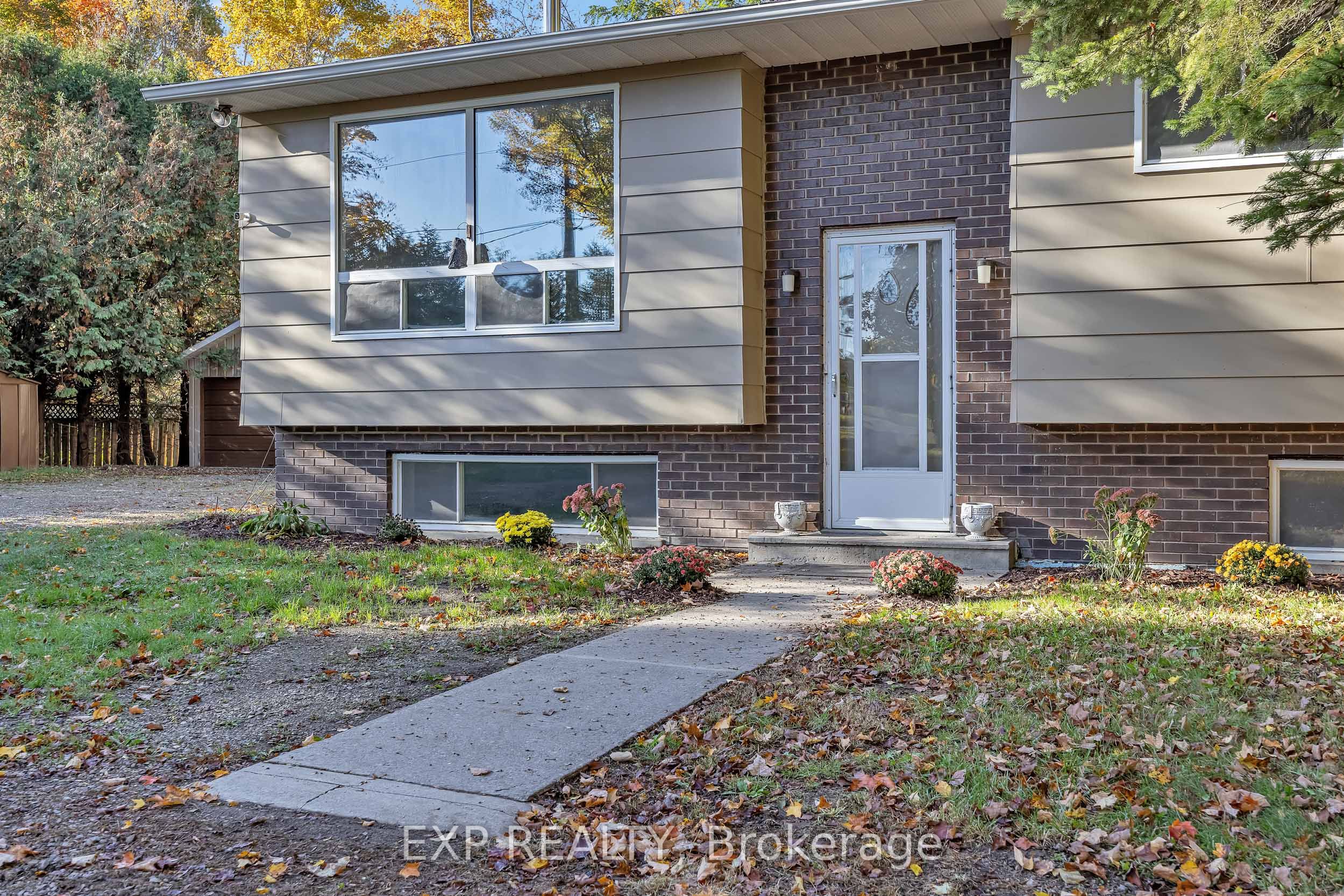 557 Glenview Road Property Photo 2