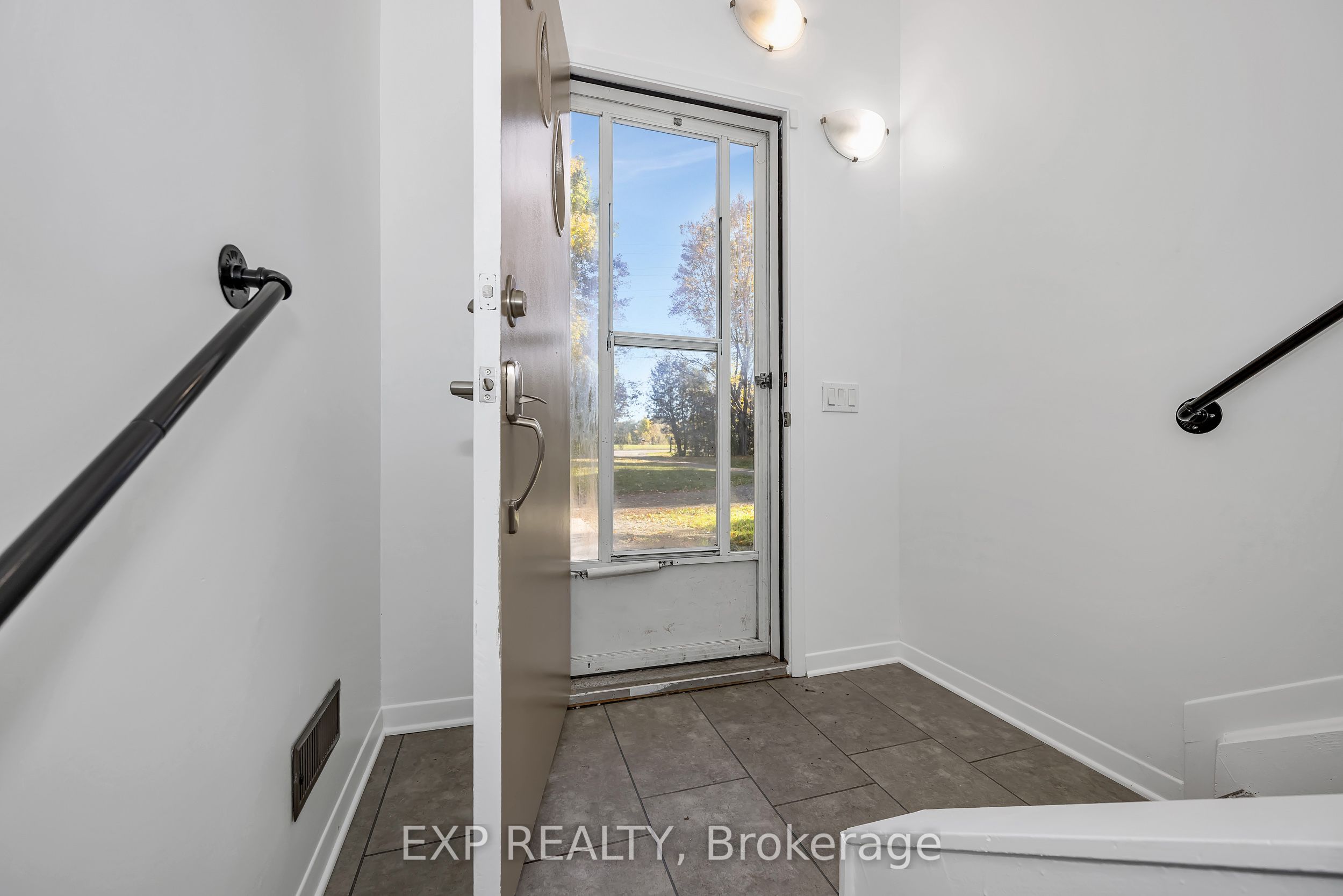 557 Glenview Road Property Photo 3